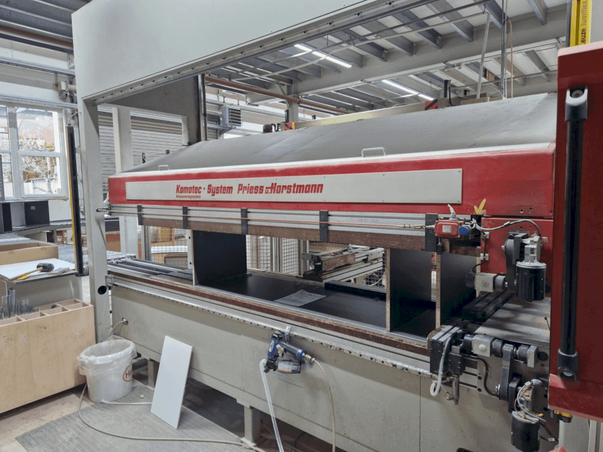 Čelní pohled  na Priess & Horstmann PBA-52M  stroj