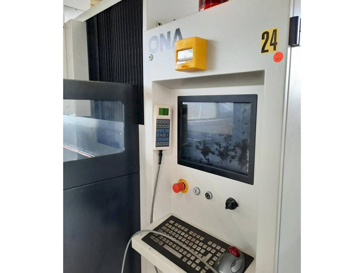 Čelní pohled  na ONA NX4F  stroj