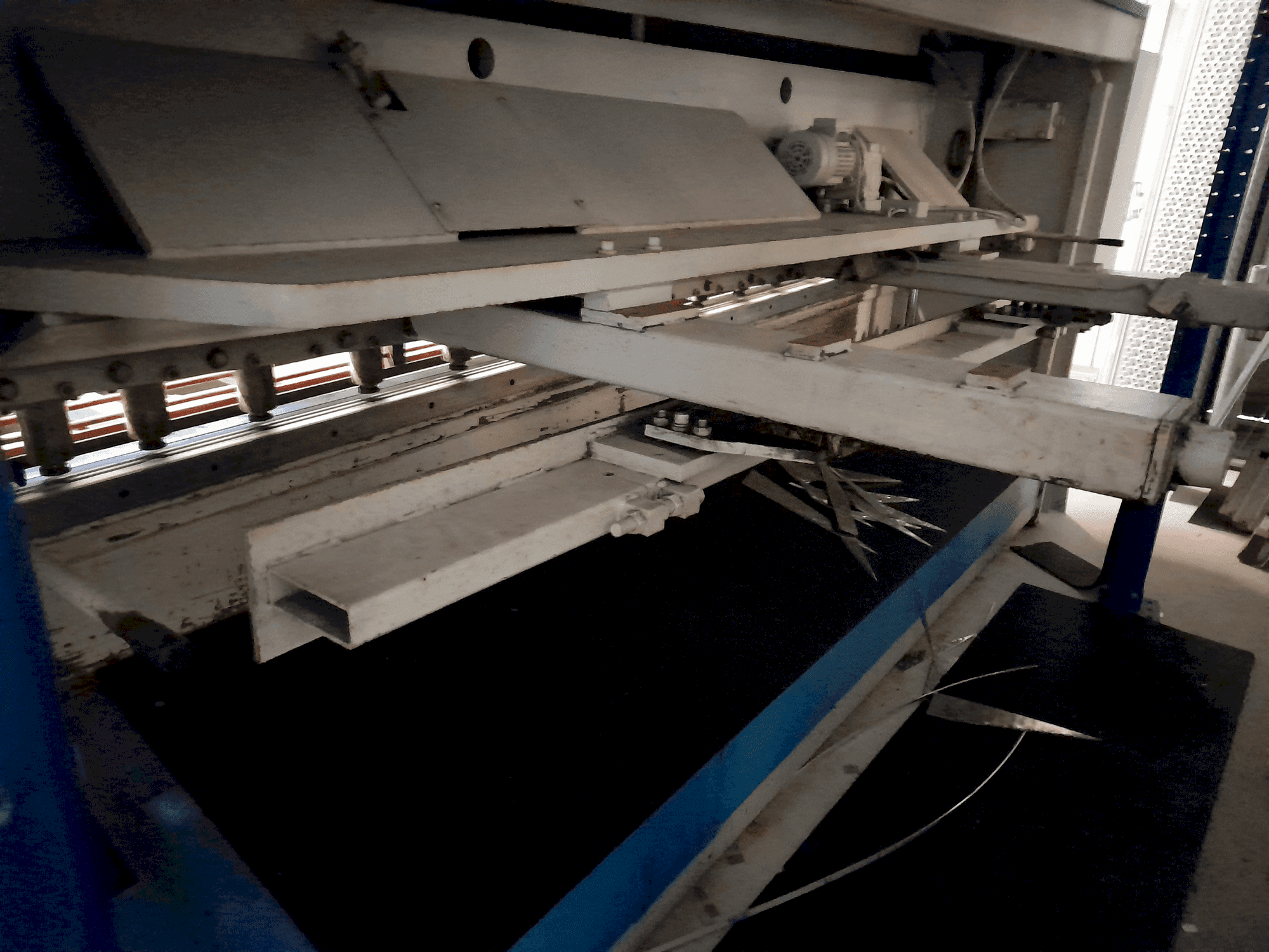 Čelní pohled  na LVD HST 25/6  stroj