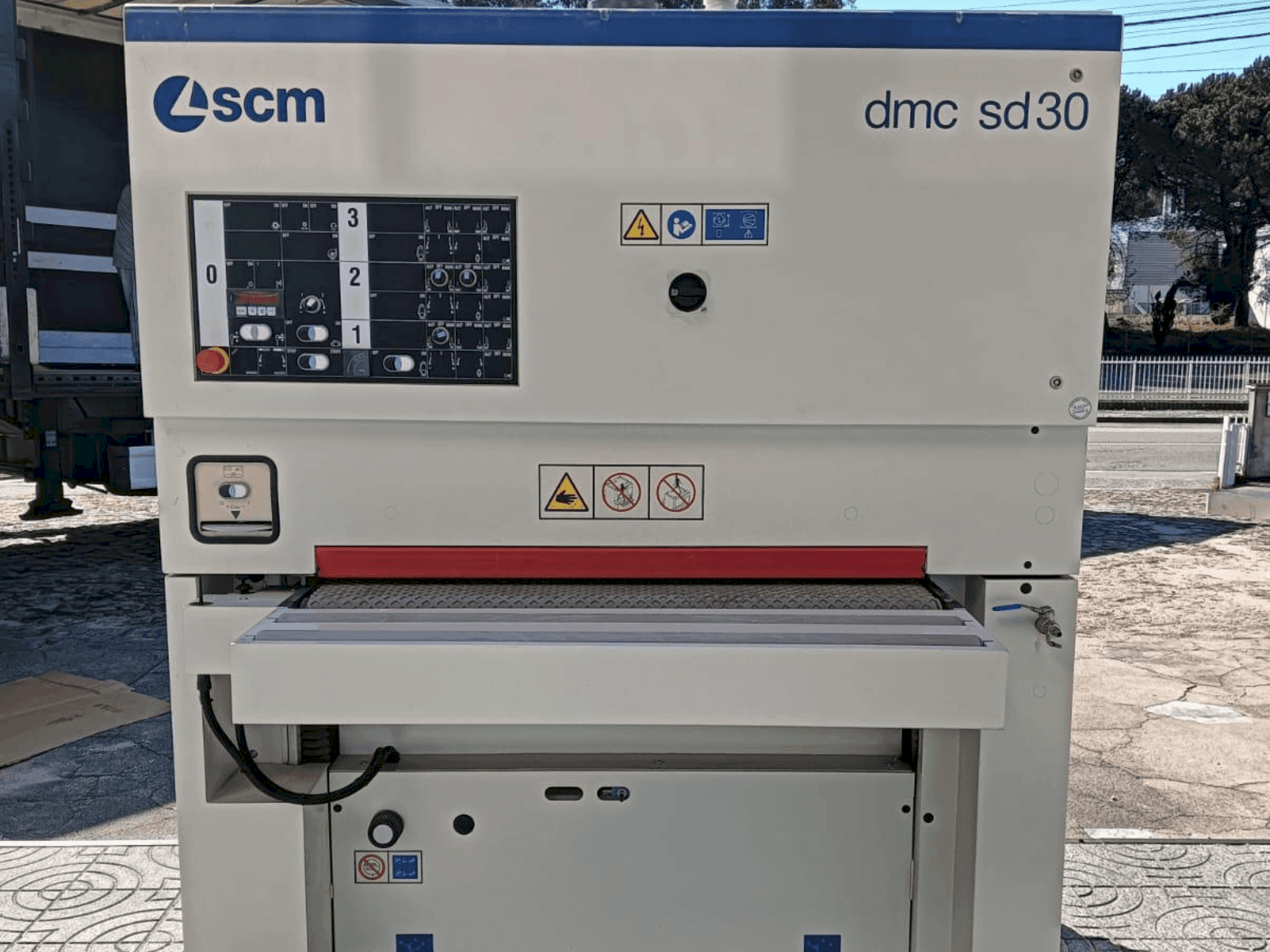 Čelní pohled na SMCTL DMC SD 30 RCS 110 stroj