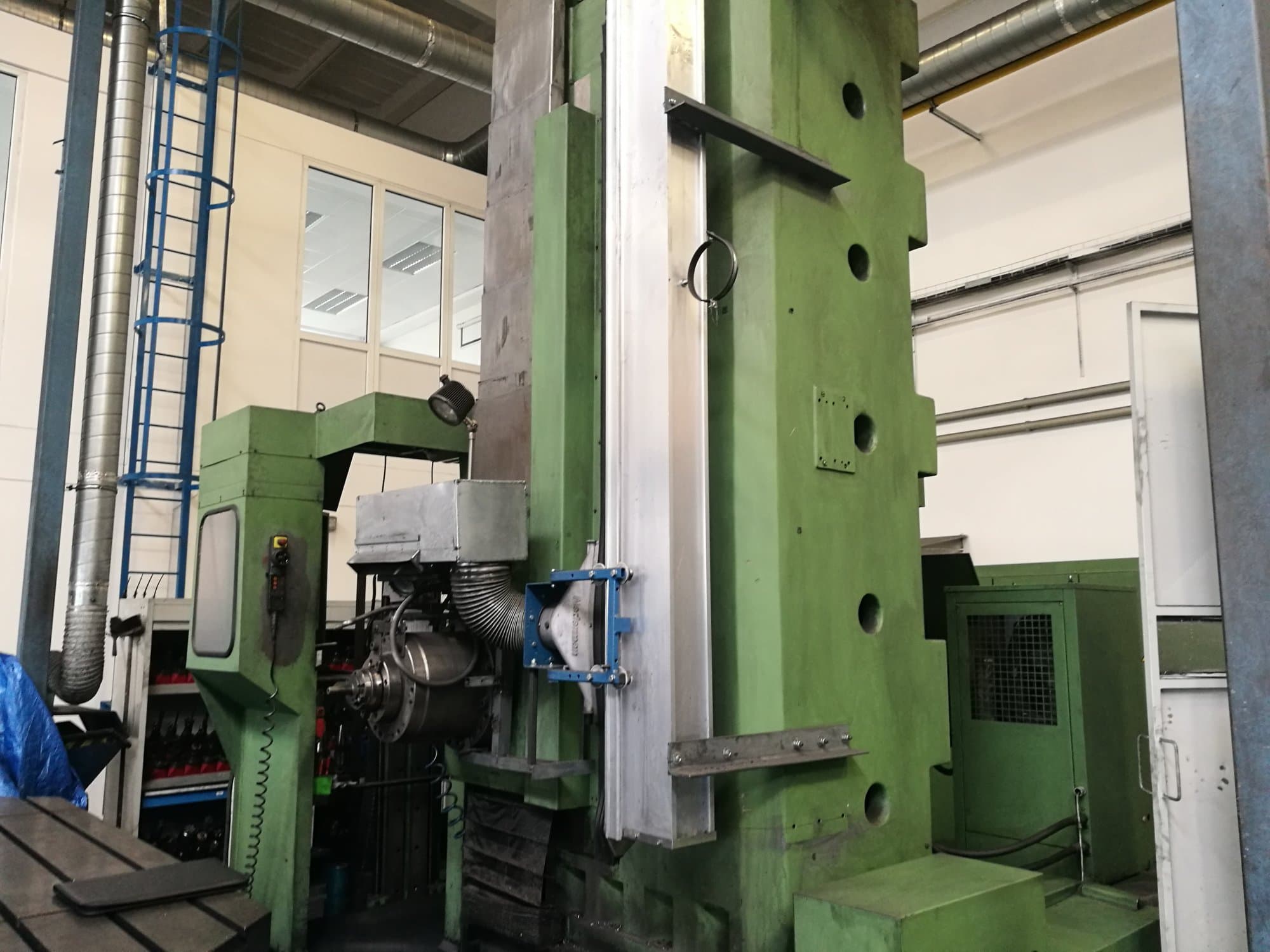 Čelní pohled  na TOS WHN 130 stroj