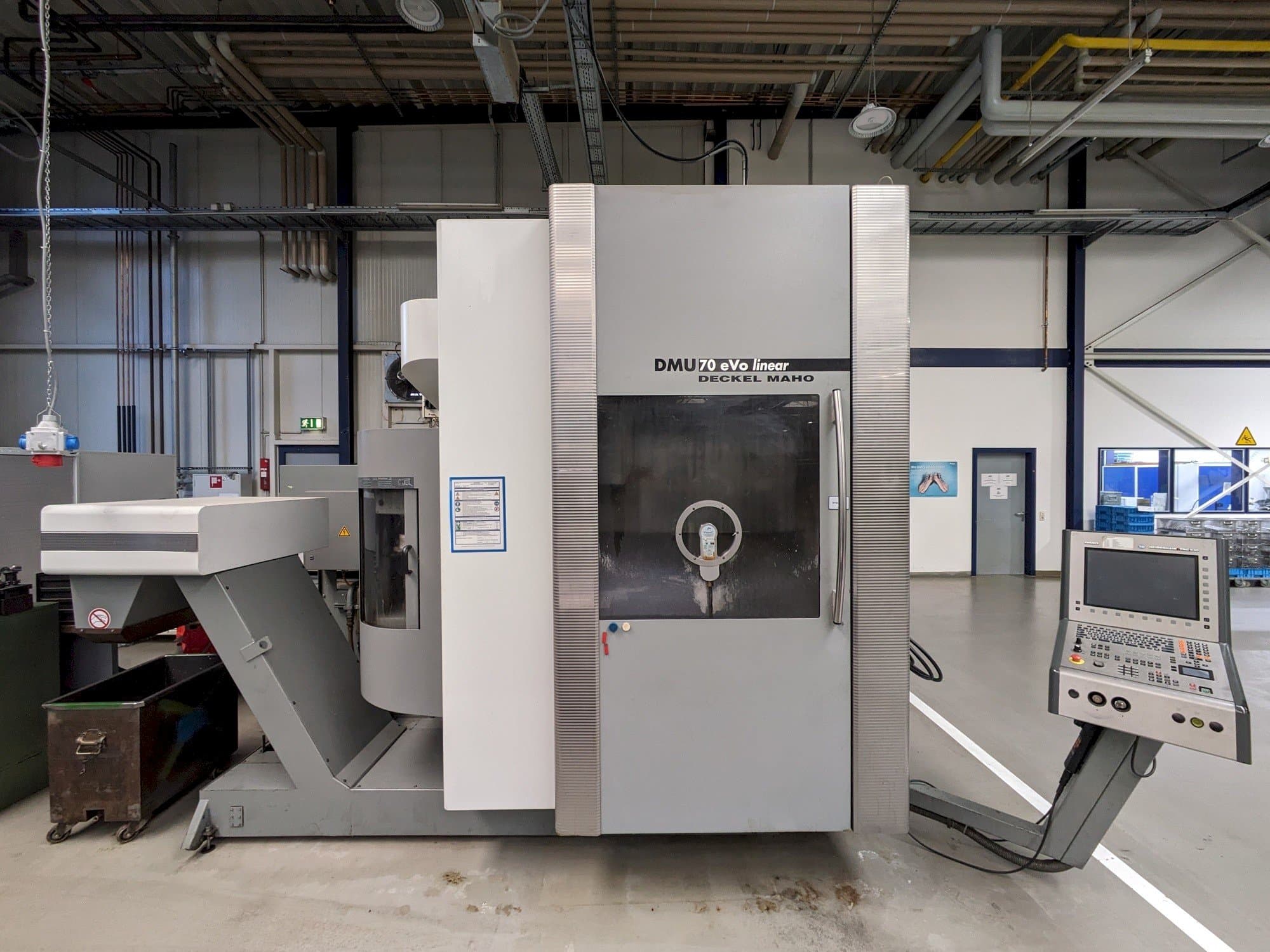 Čelní pohled na DECKEL MAHO DMU70 eVo linear stroj