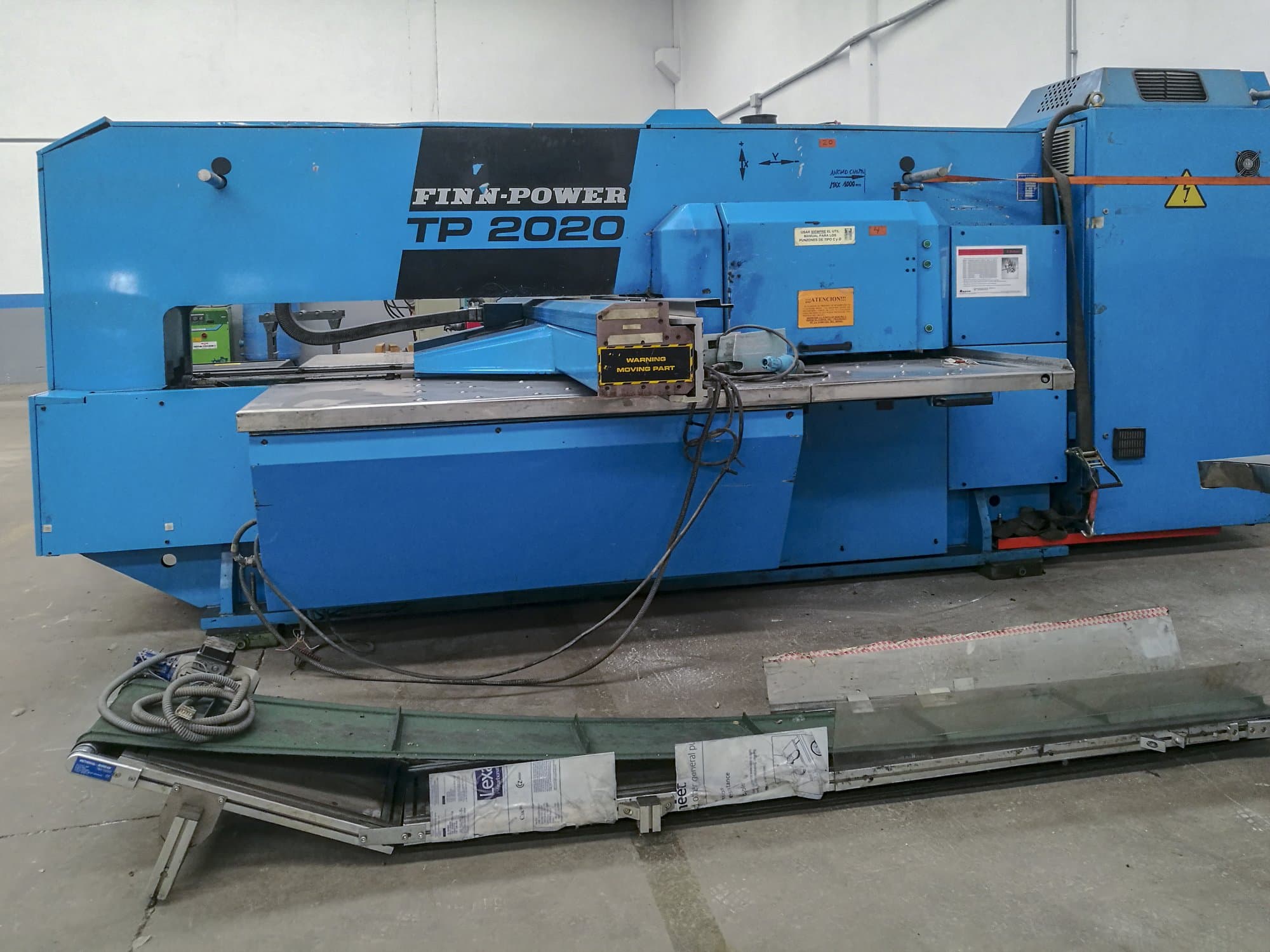 Čelní pohled na Finn-Power TP 2020 stroj