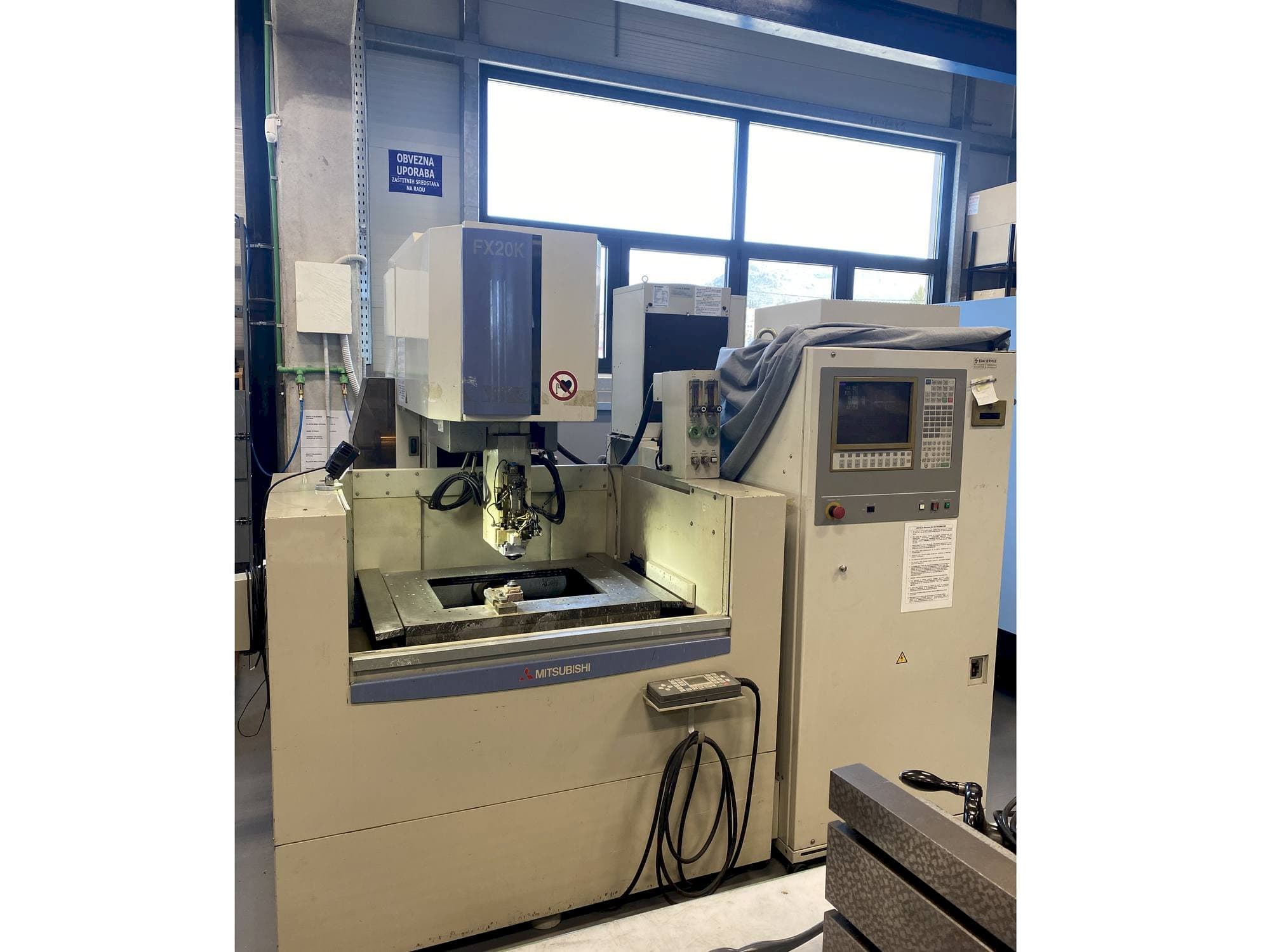 Čelní pohled na Mitsubishi FX20K stroj