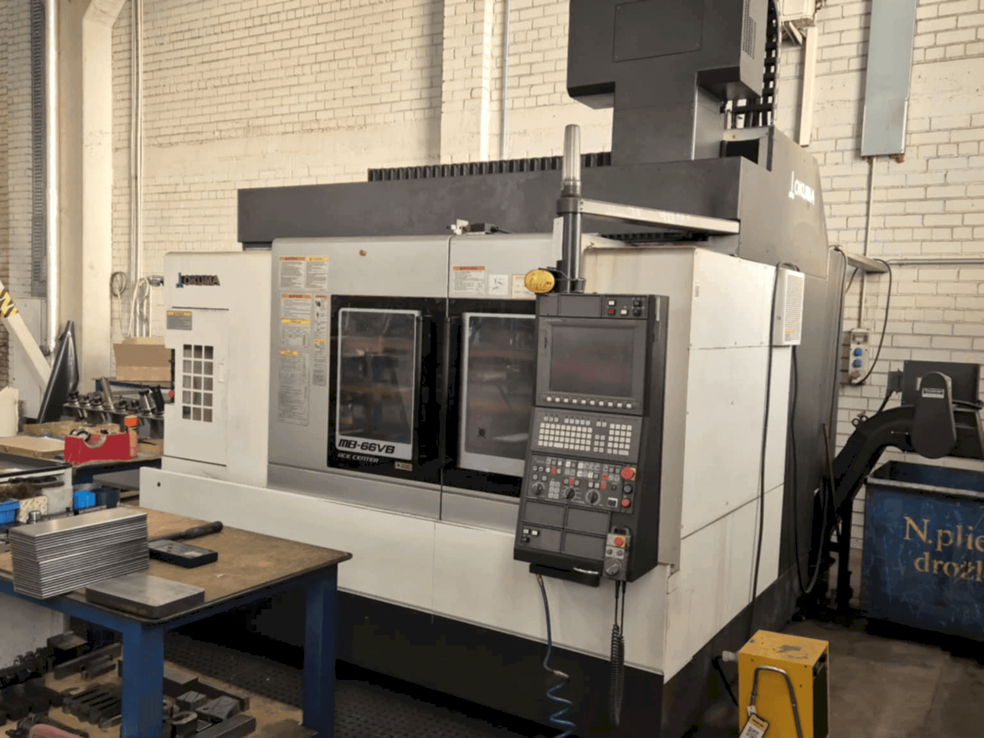 Čelní pohled na Okuma MB-66VB stroj