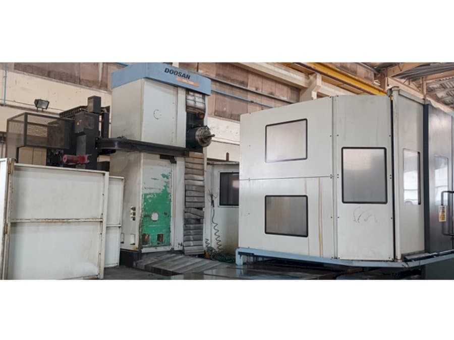 Čelní pohled na Doosan DBC 130P stroj