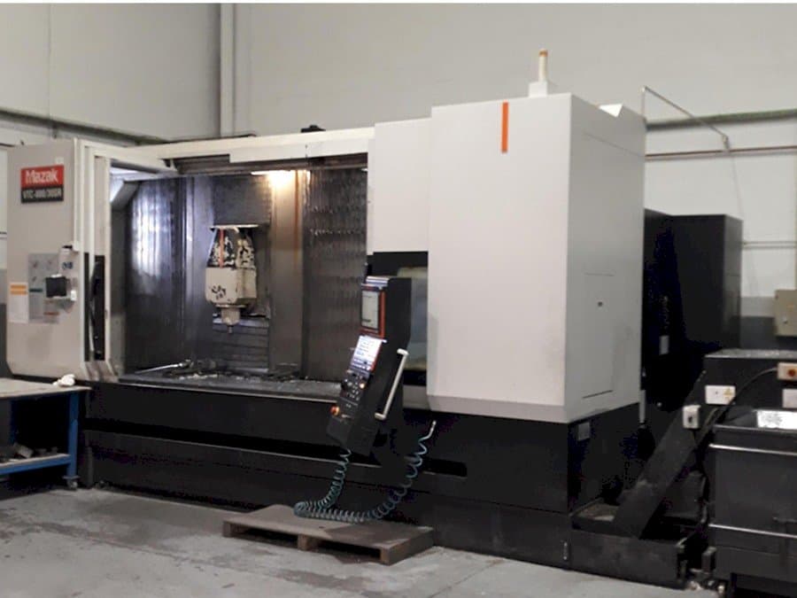 Čelní pohled na Mazak 800-30 SR stroj