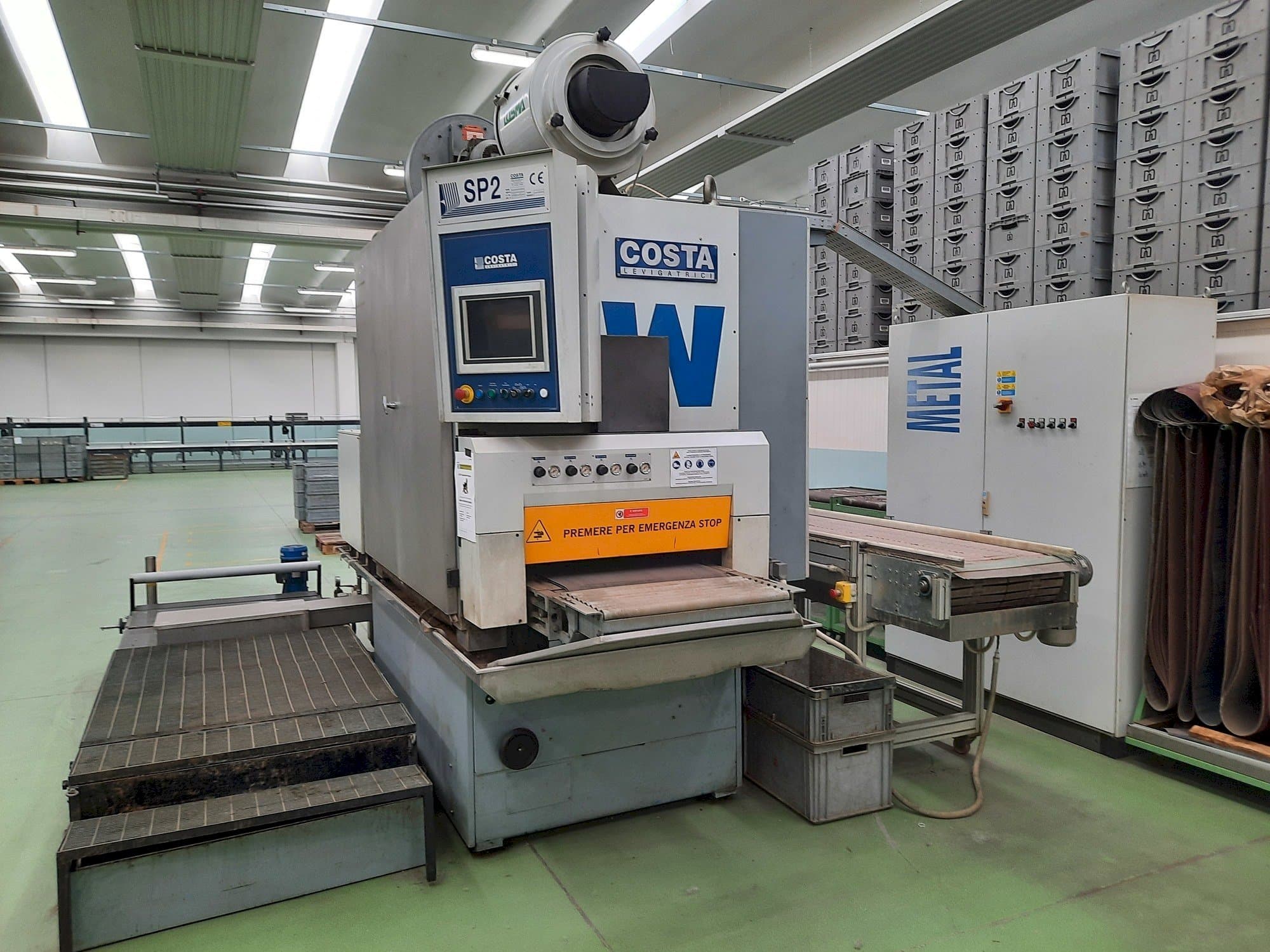 Čelní pohled na Costa CCCC 600 stroj