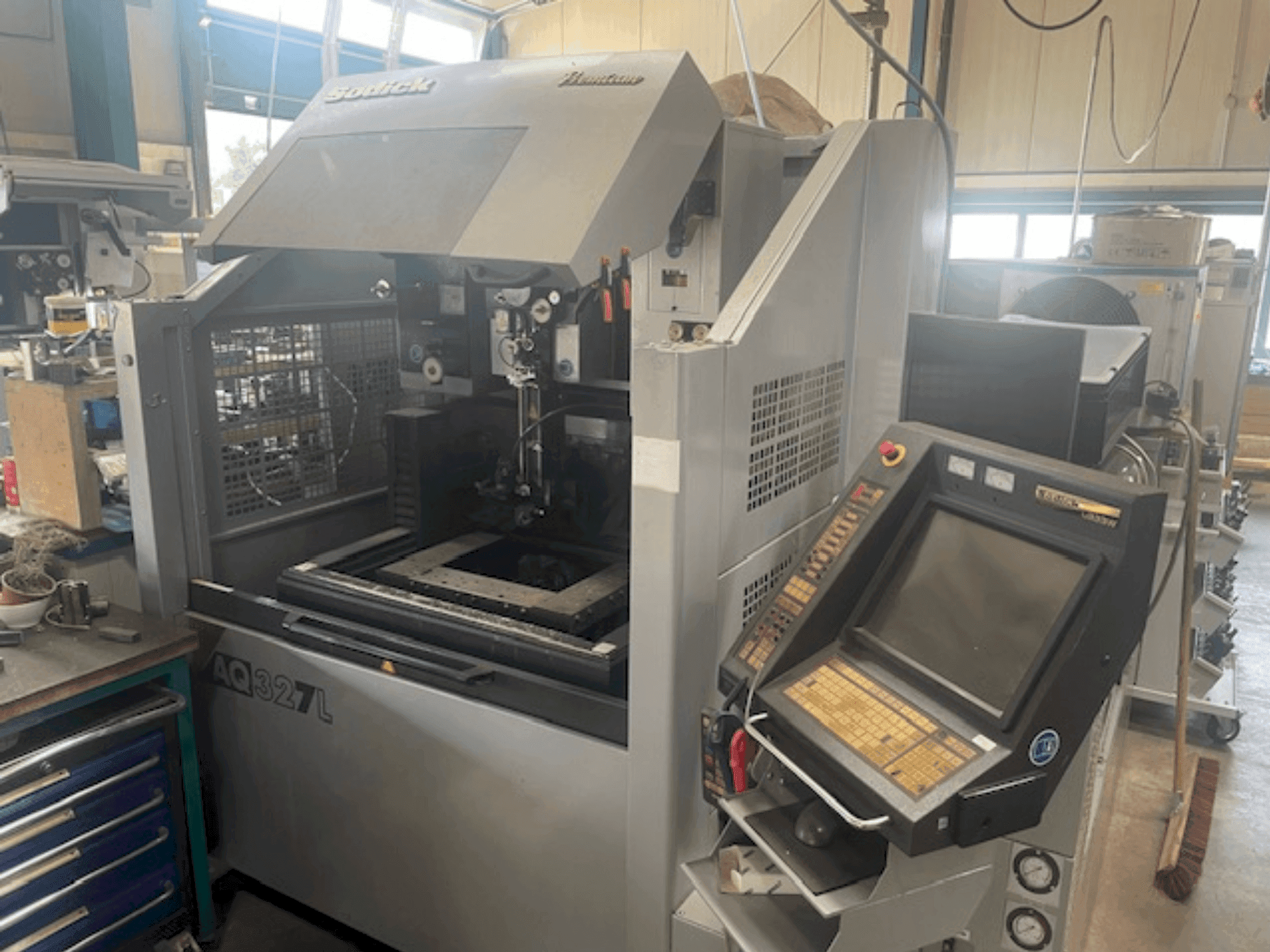 Čelní pohled na Sodick AQ327l stroj