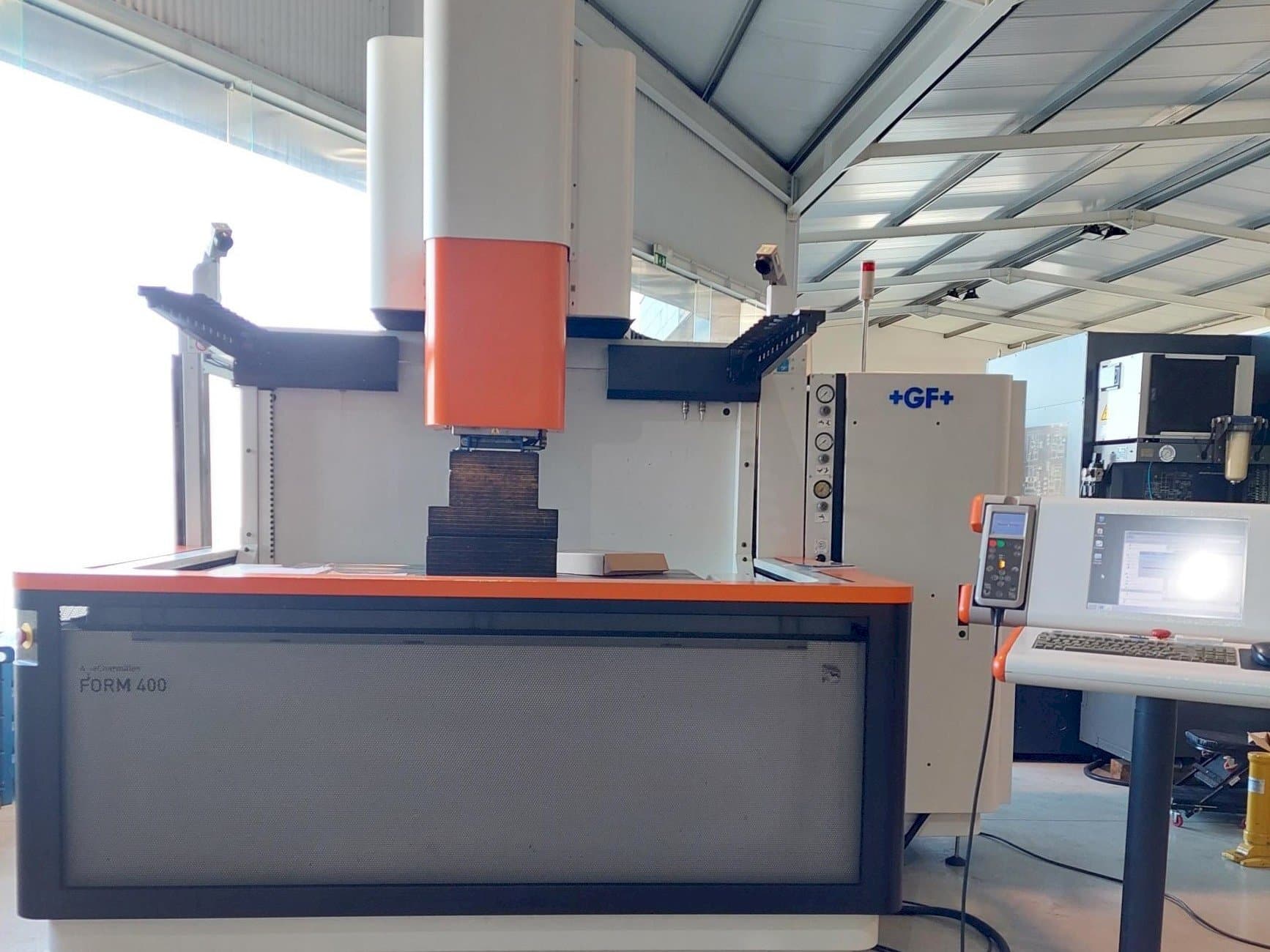 Čelní pohled  na AgieCharmilles FORM 400  stroj