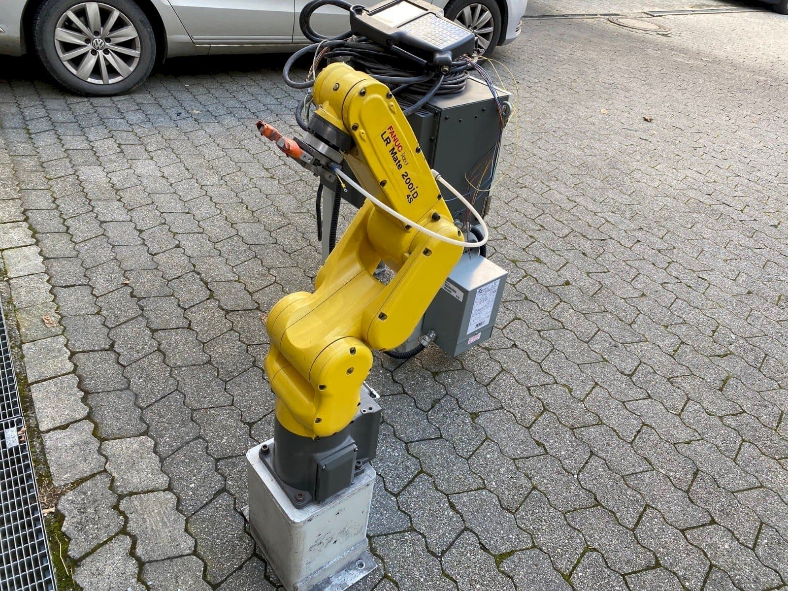 Čelní pohled  na FANUC LR Mate 200iD/4S  stroj