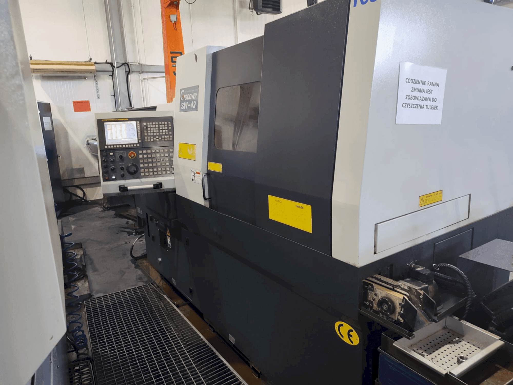 Čelní pohled na Goodway SW 42 stroj