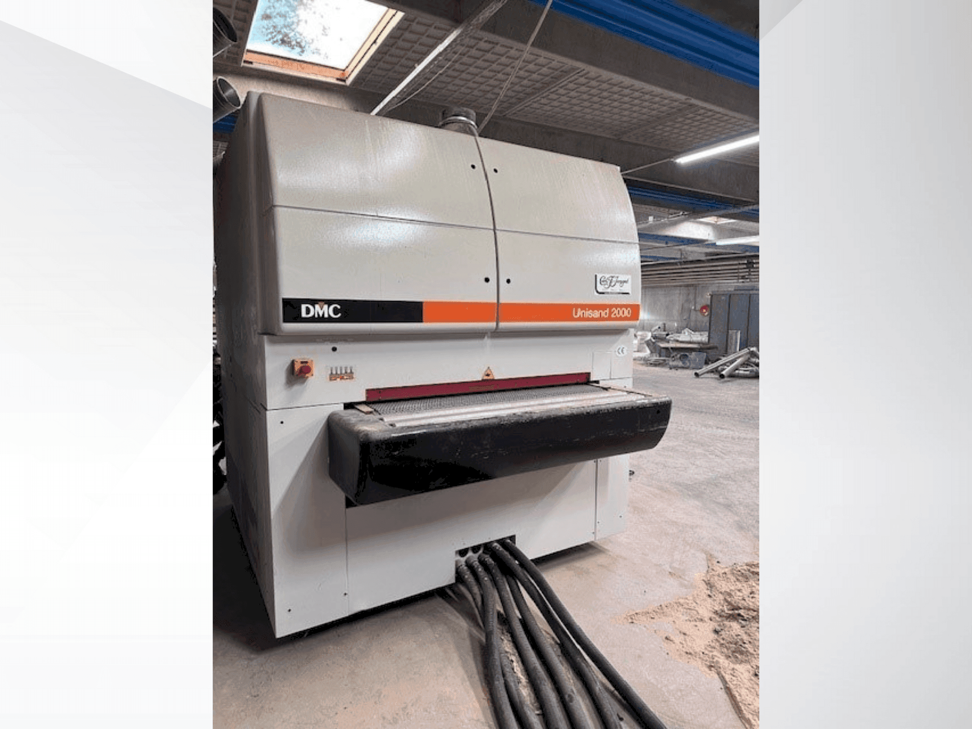 Čelní pohled  na DMC US 2000 M4  stroj