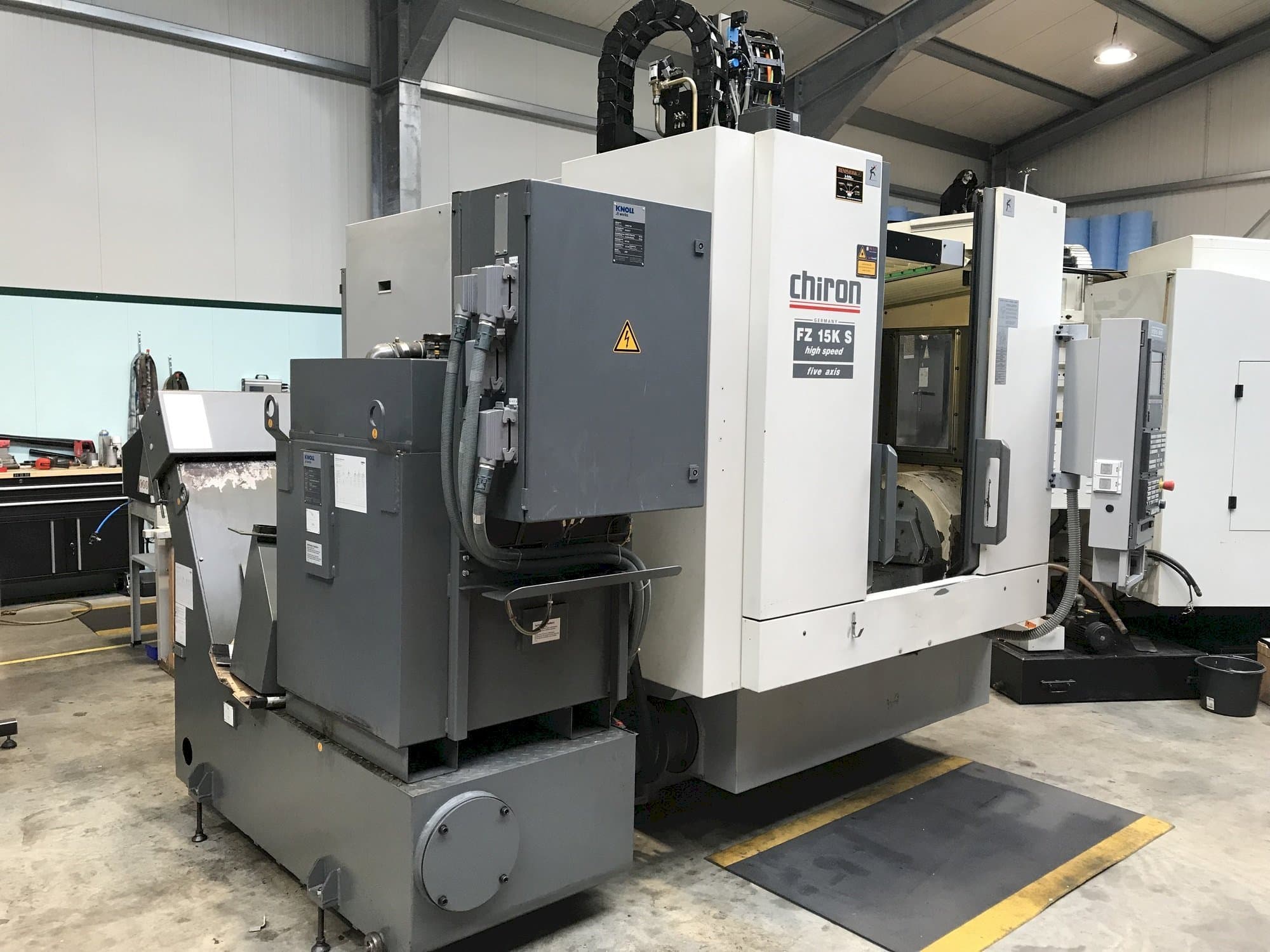 Čelní pohled na CHIRON FZ15 KS stroj