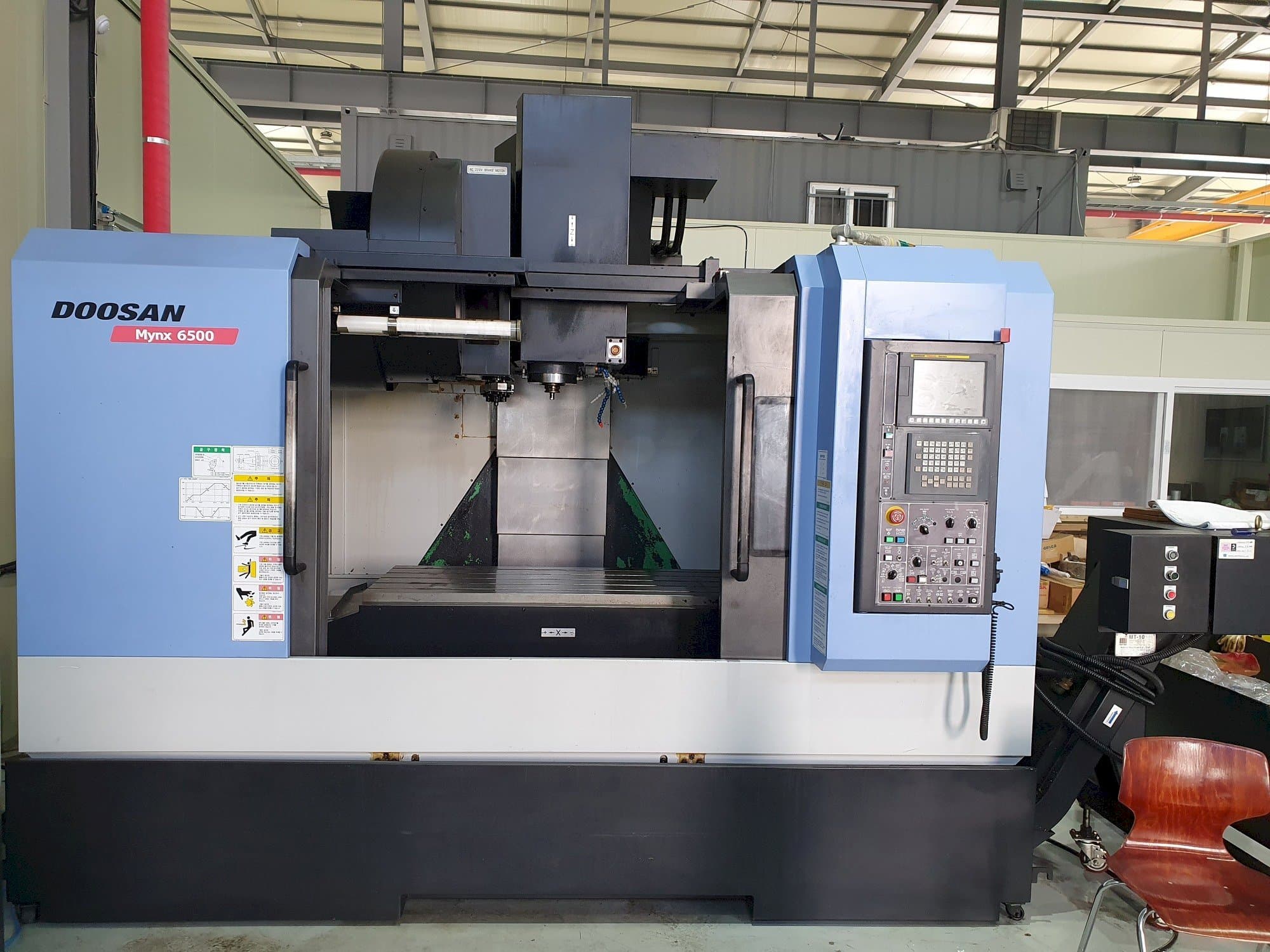 Čelní pohled na Doosan MYNX 6500 stroj