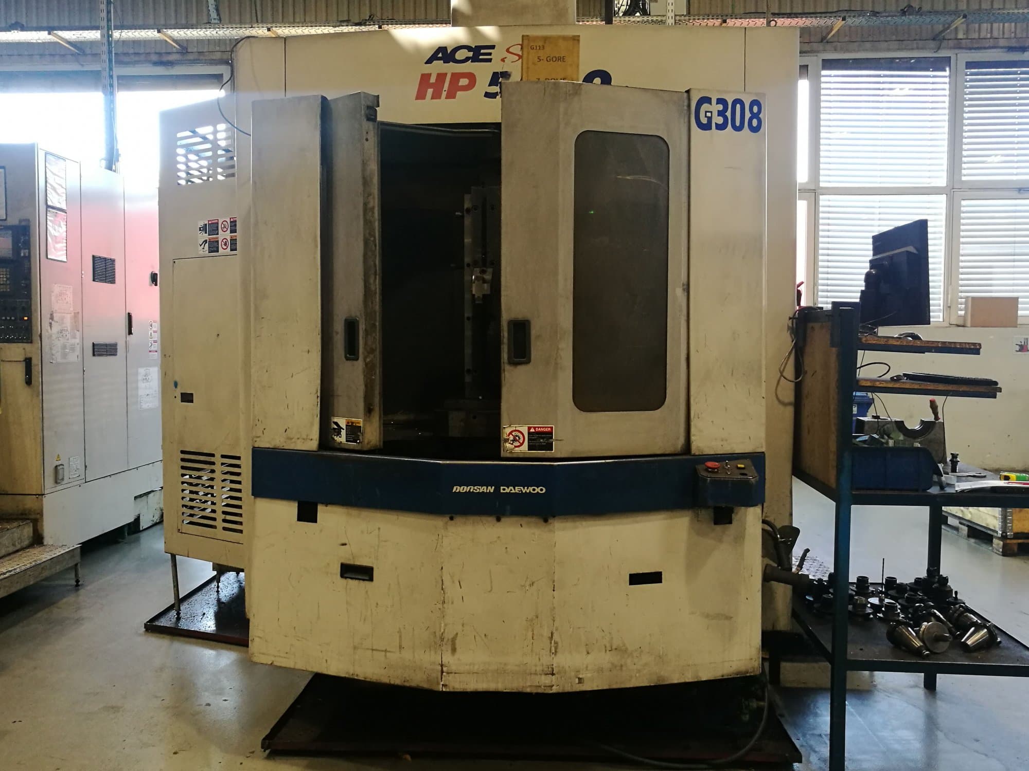 Čelní pohled na DAEWOO Doosan ACE HP 5500 stroj