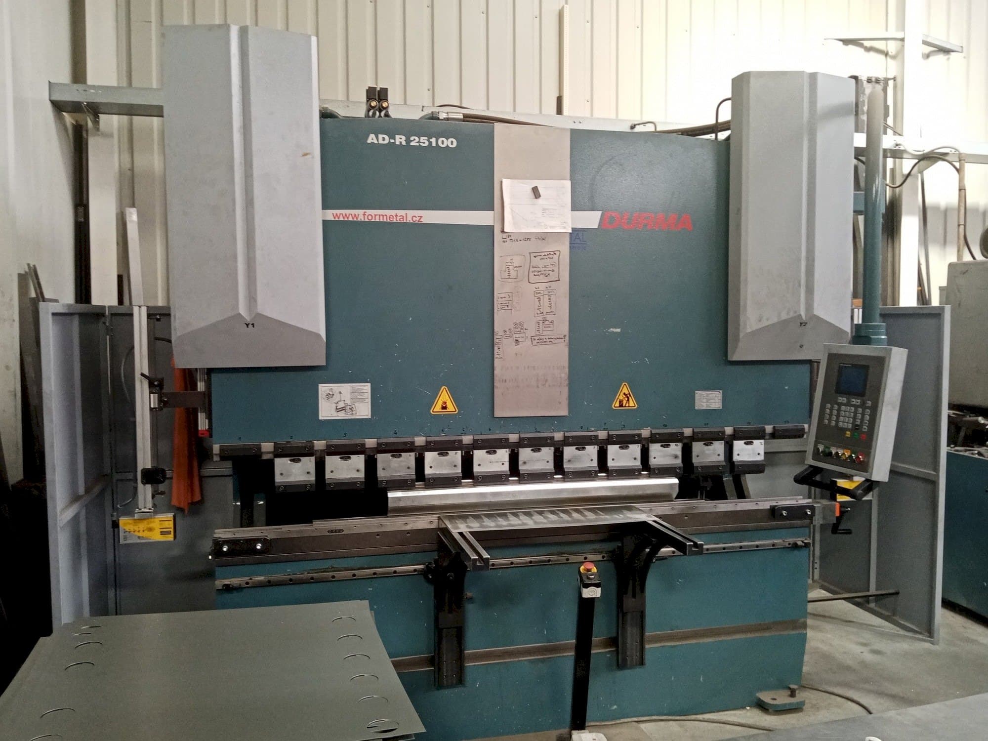 Čelní pohled na Durma AD-R 25100 stroj