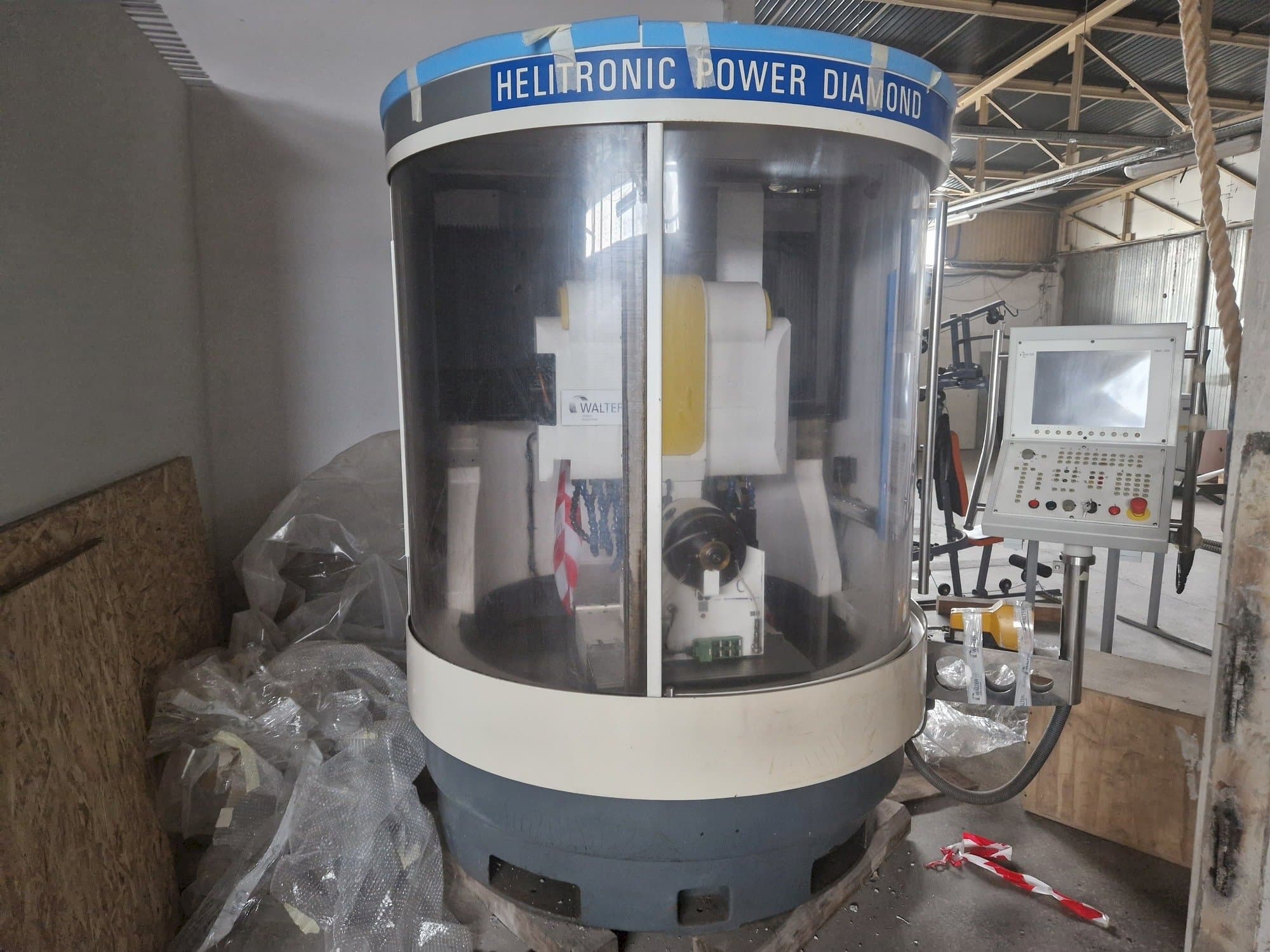 Čelní pohled  na Walter Helitronic Power Diamond  stroj