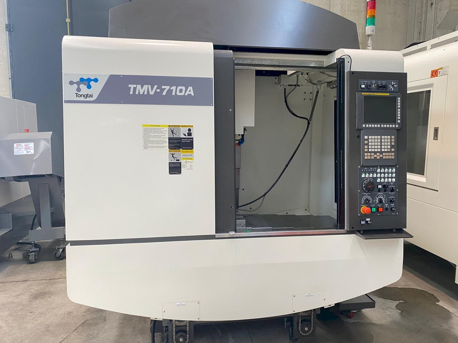 Čelní pohled na Tongtai TMV-710A stroj