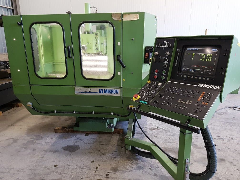 Čelní pohled na Mikron WF 21-D stroj