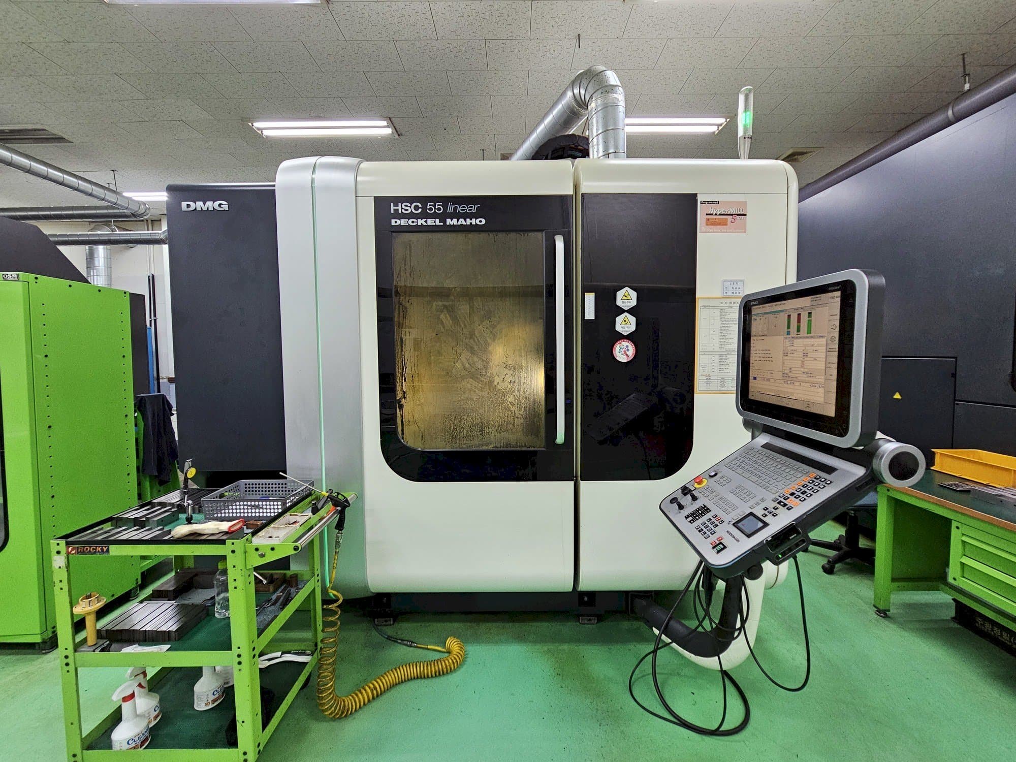Čelní pohled na DECKEL MAHO HSC 55 linear stroj