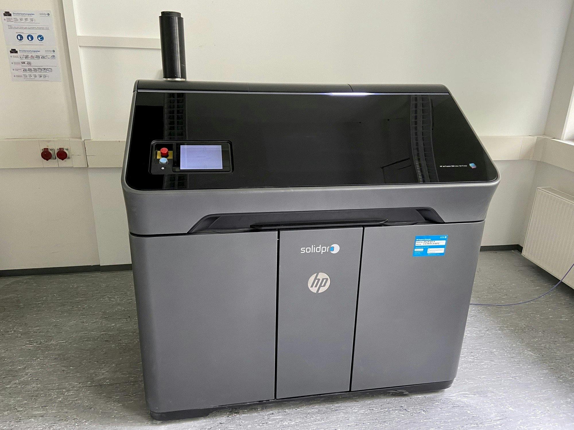 Čelní pohled  na HP Jet Fusion 580 Color 3D printer  stroj