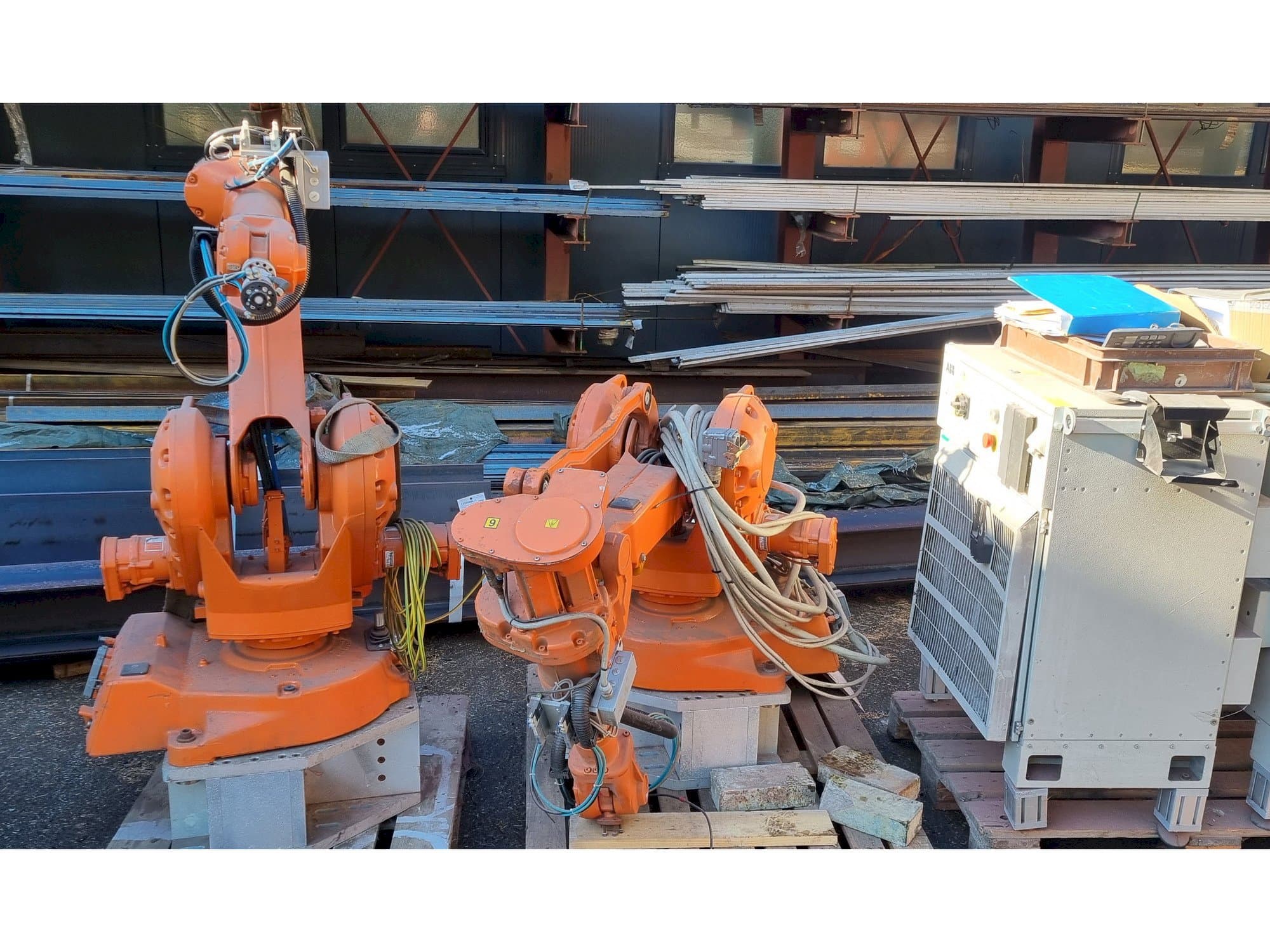 Čelní pohled na ABB IRB2400 M2000 stroj