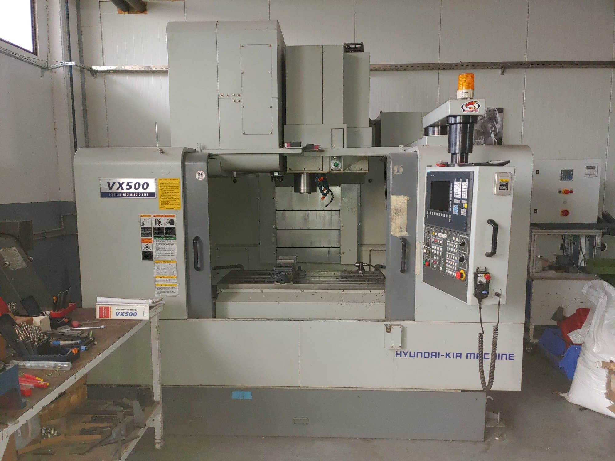 Čelní pohled na Hyundai Kia VX 500 stroj