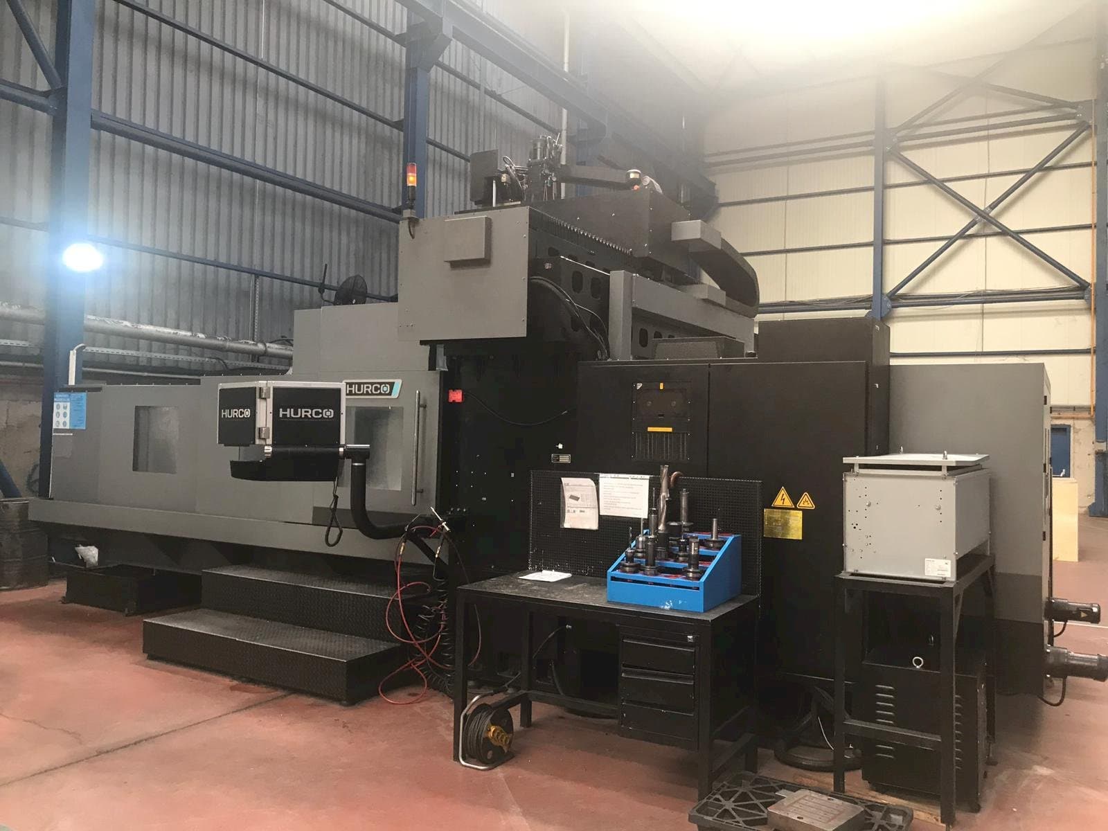 Čelní pohled na Hurco DCX 32i stroj