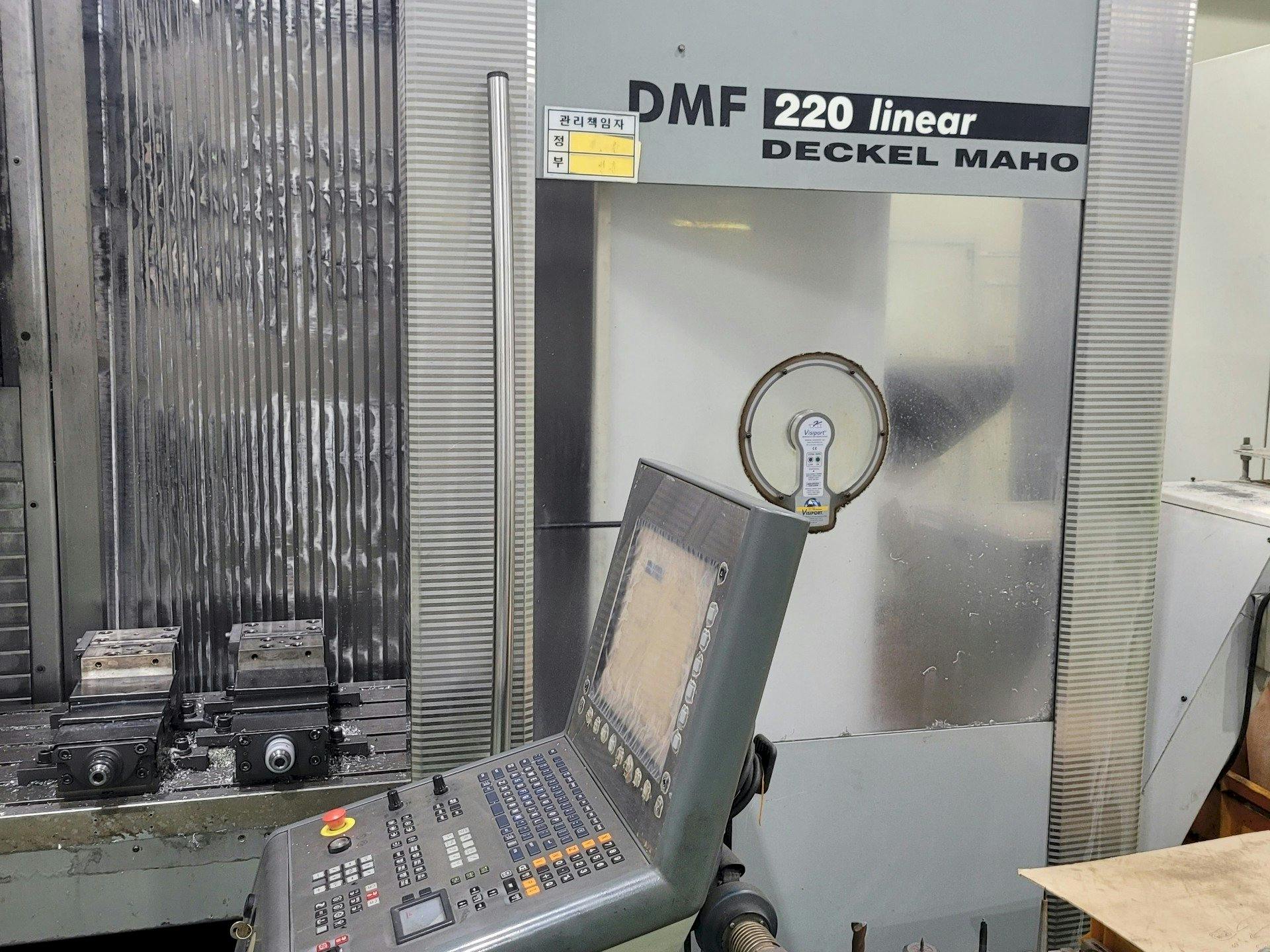 Čelní pohled  na DECKEL MAHO DMF 220 Linear  stroj