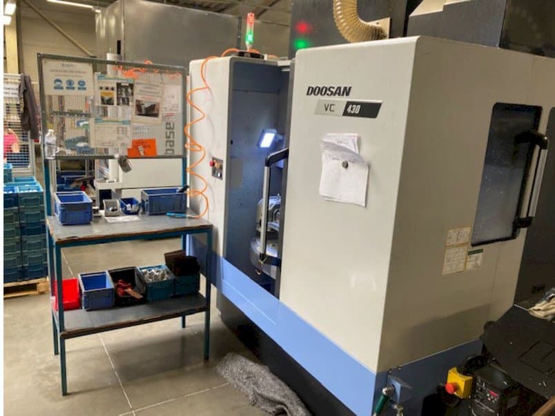 Čelní pohled na Doosan VC 430 stroj