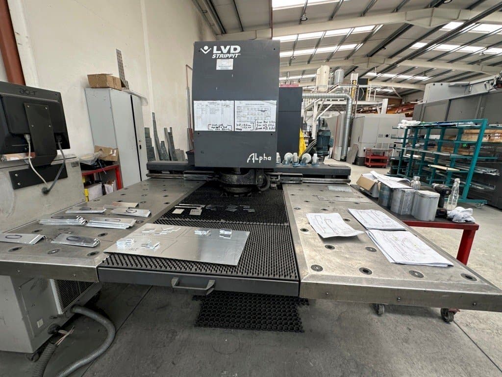 Čelní pohled na LVD Alpha 1212TK stroj