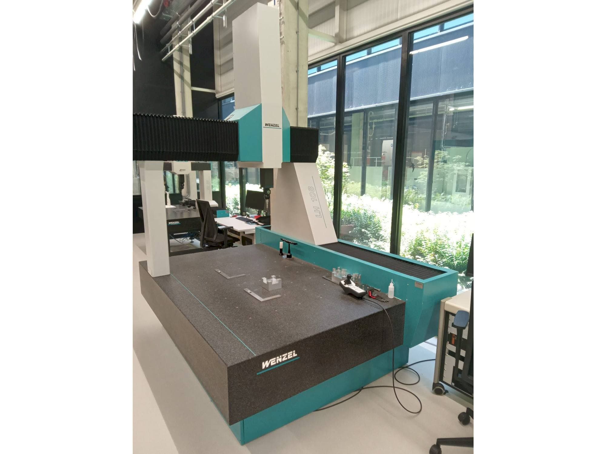 Čelní pohled na Wenzel LH-108 stroj