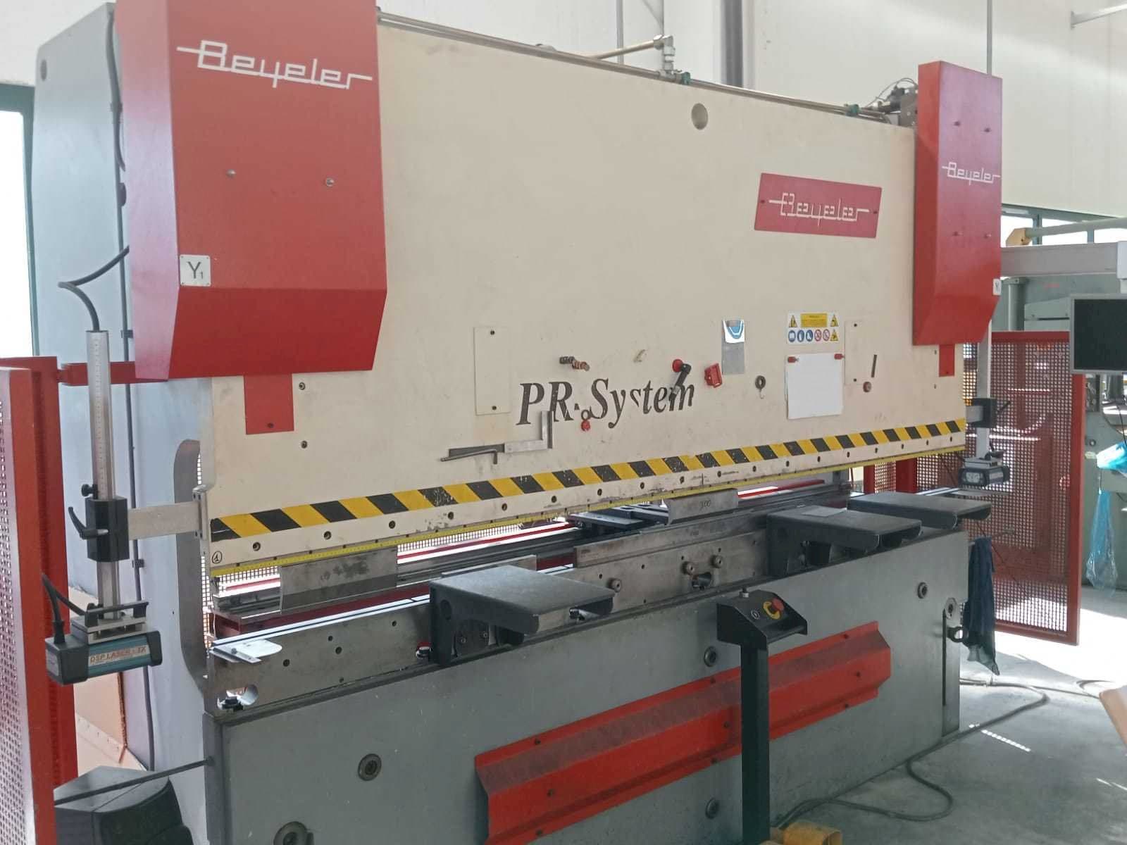 Levý boční pohled na BEYELER PR6 1500 KN X 3000 MM stroj