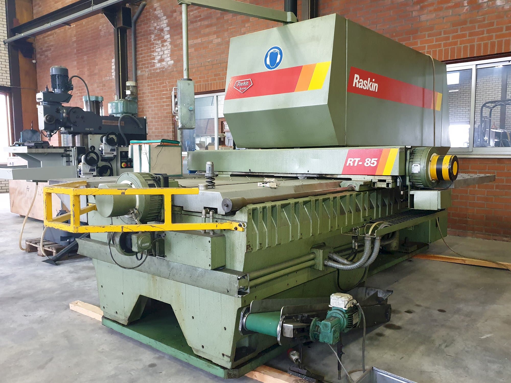 Pravý pohled  na Raskin RT-85 stroj