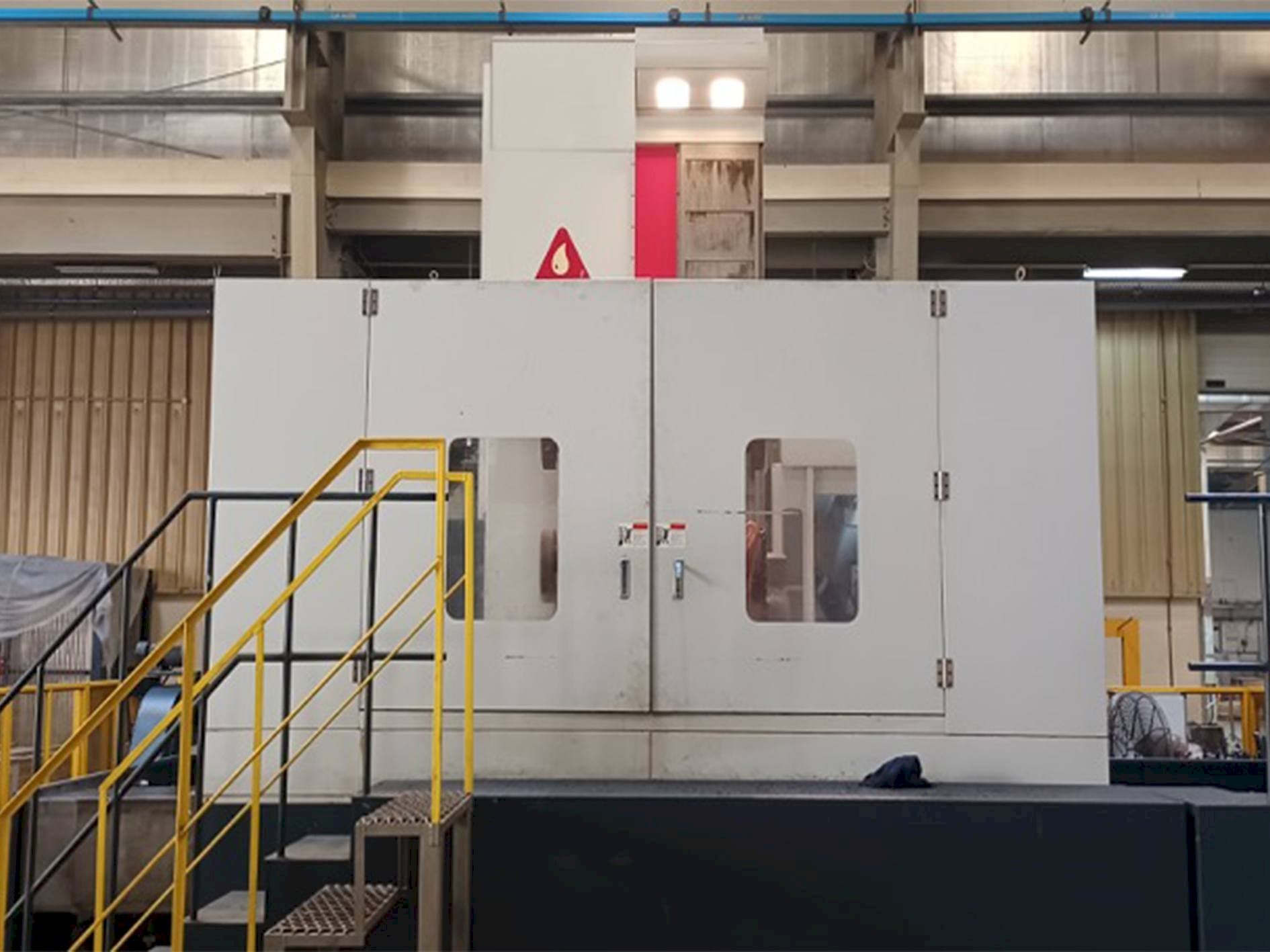 Čelní pohled na YOU JI HBM130/3022 stroj