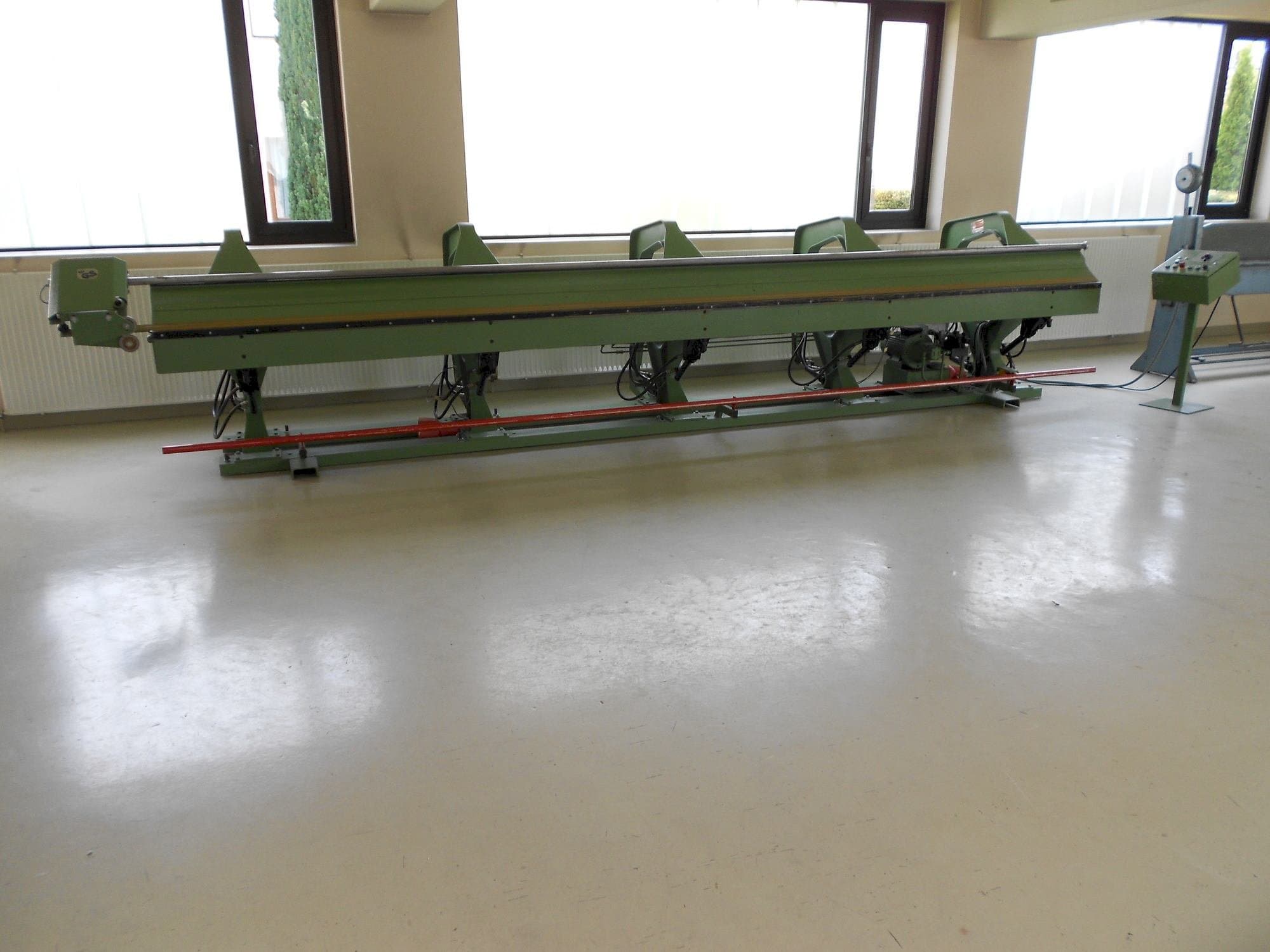 Čelní pohled na Biegmeister BMTH 6.125 stroj