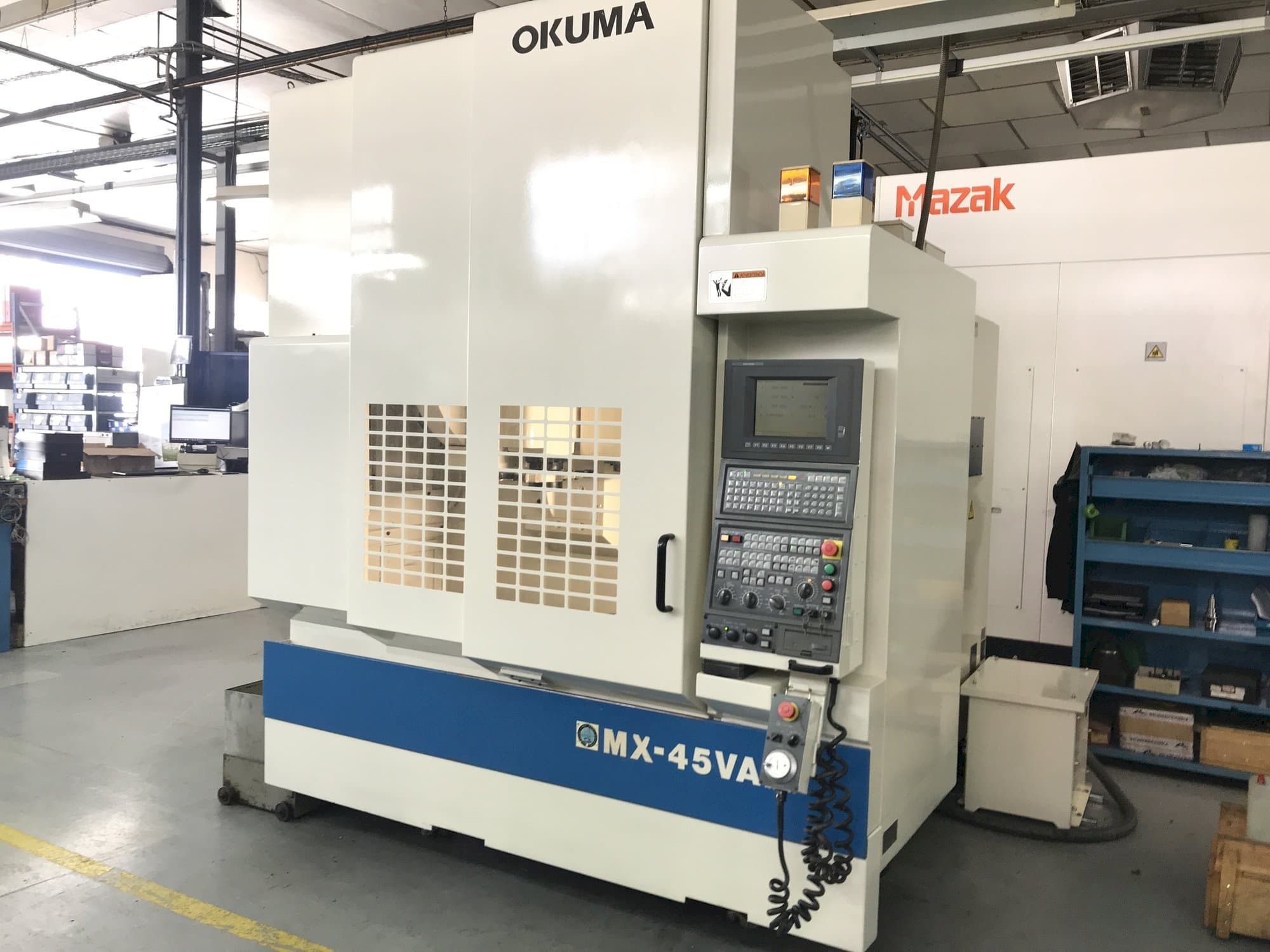 Čelní pohled na Okuma MX-45 VAE stroj