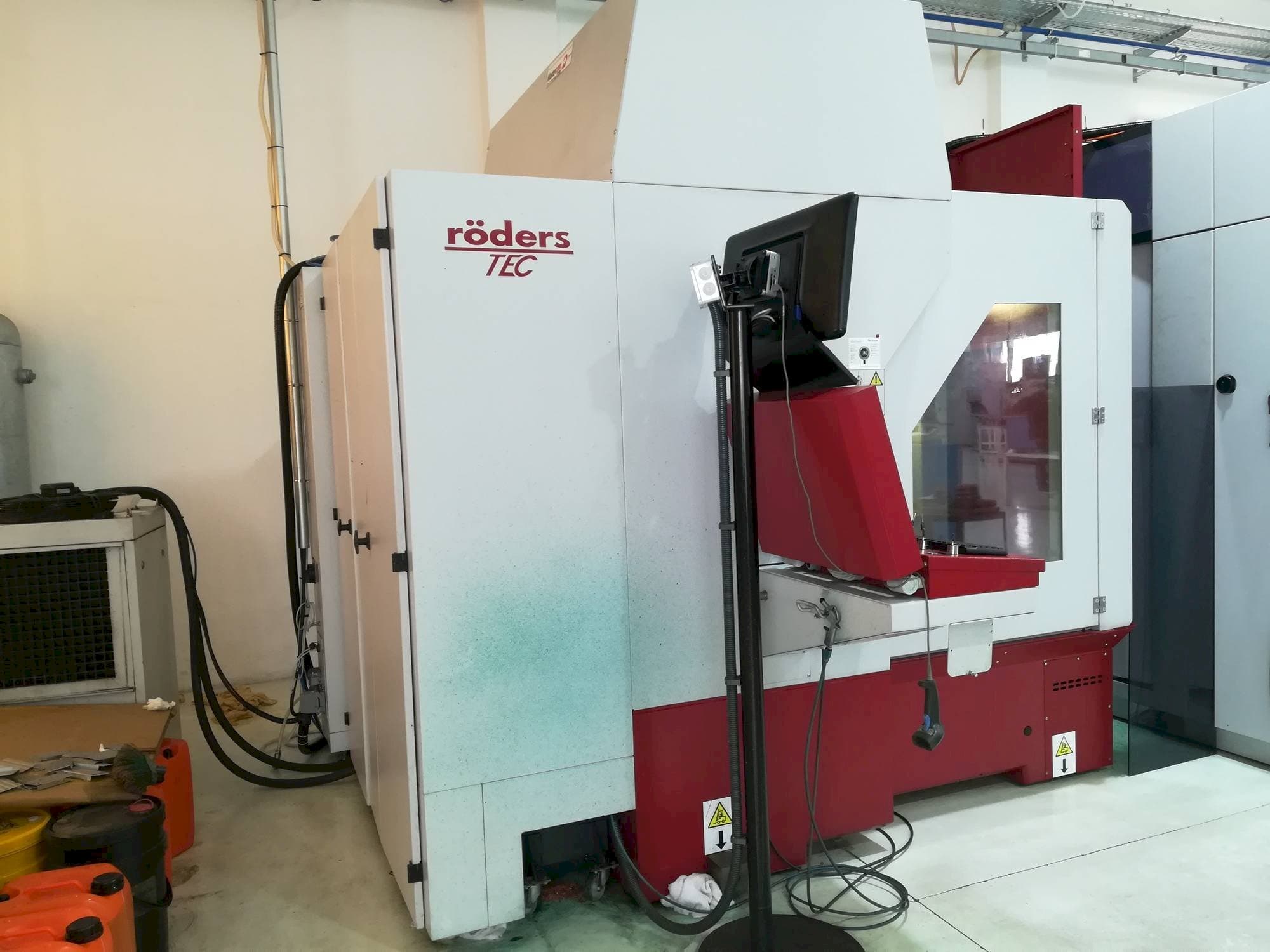 Čelní pohled na Röders RXP 801 stroj