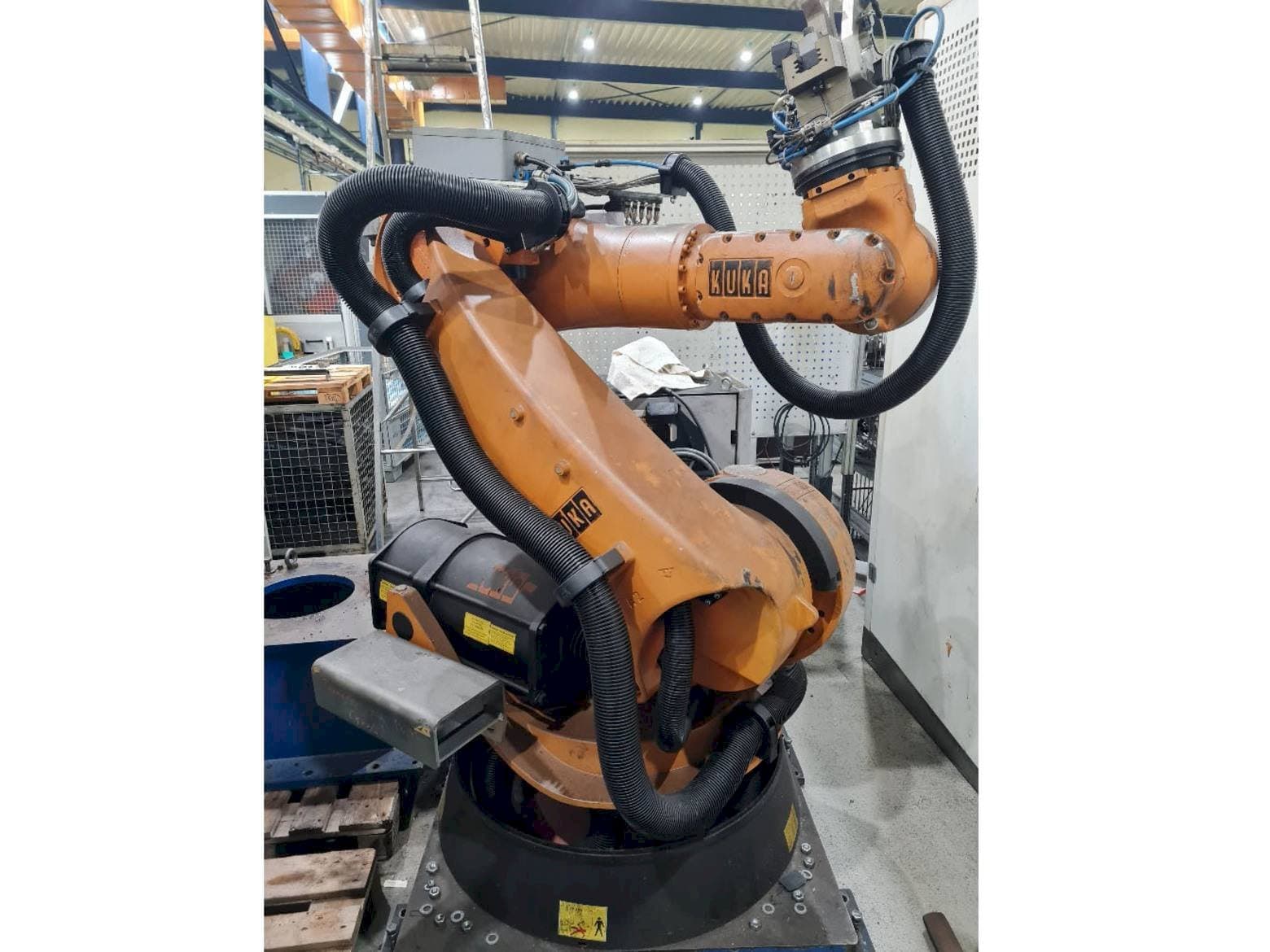 Čelní pohled na KUKA KR C2 KR100 comp stroj