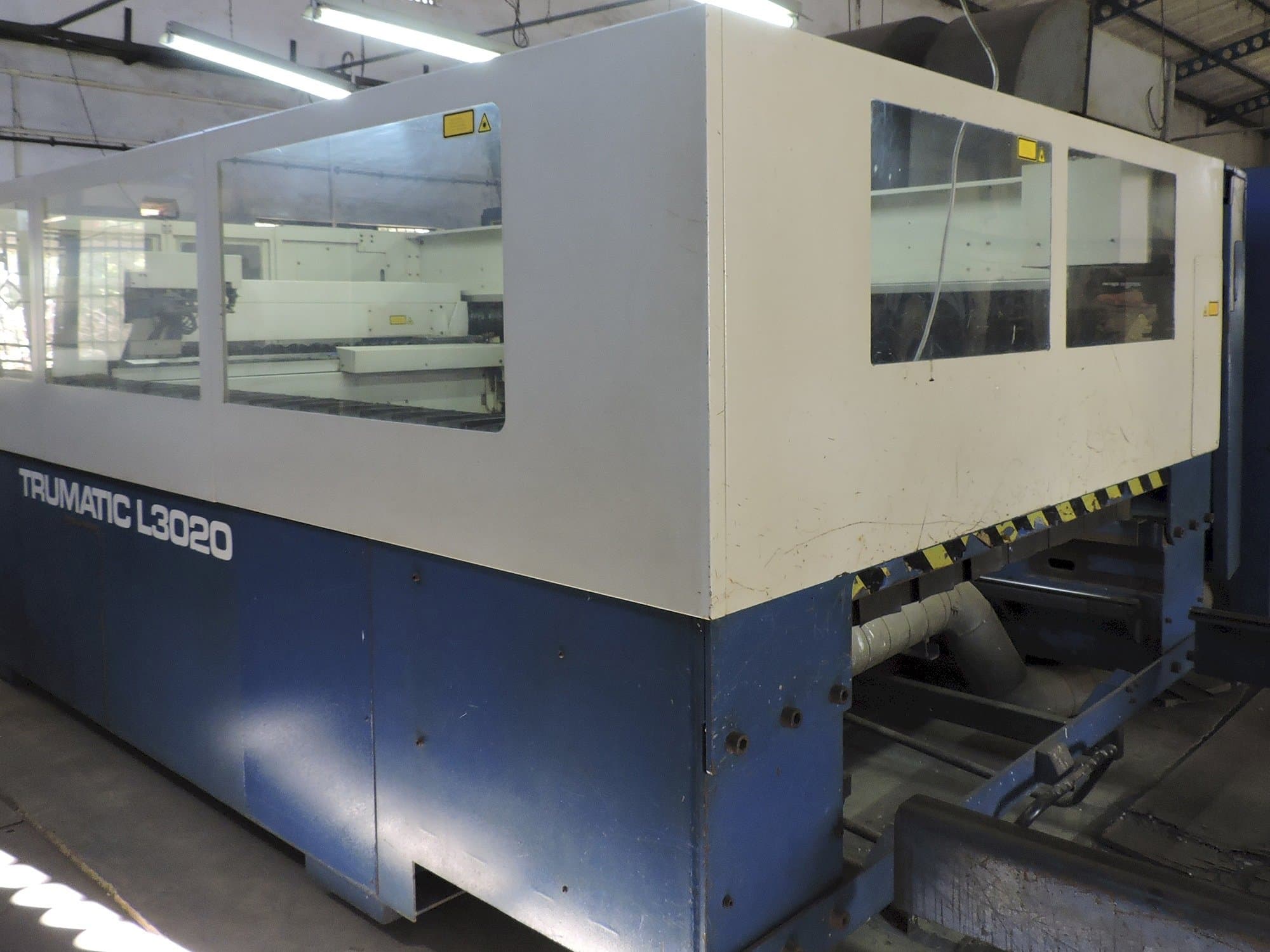 Pravý pohled na Trumpf Trumatic L3020 stroj