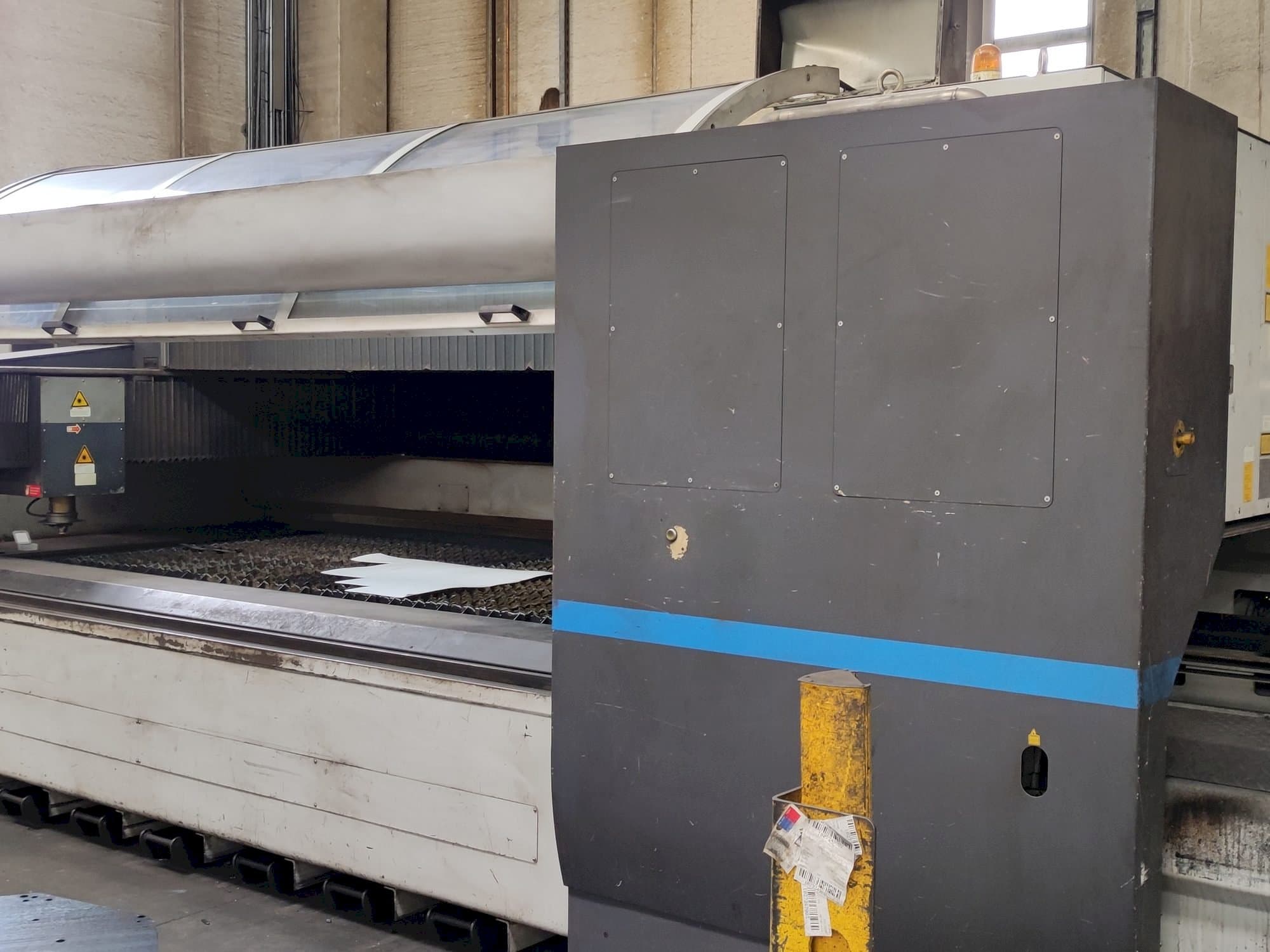 Čelní pohled na LVD AXEL 3015 S stroj