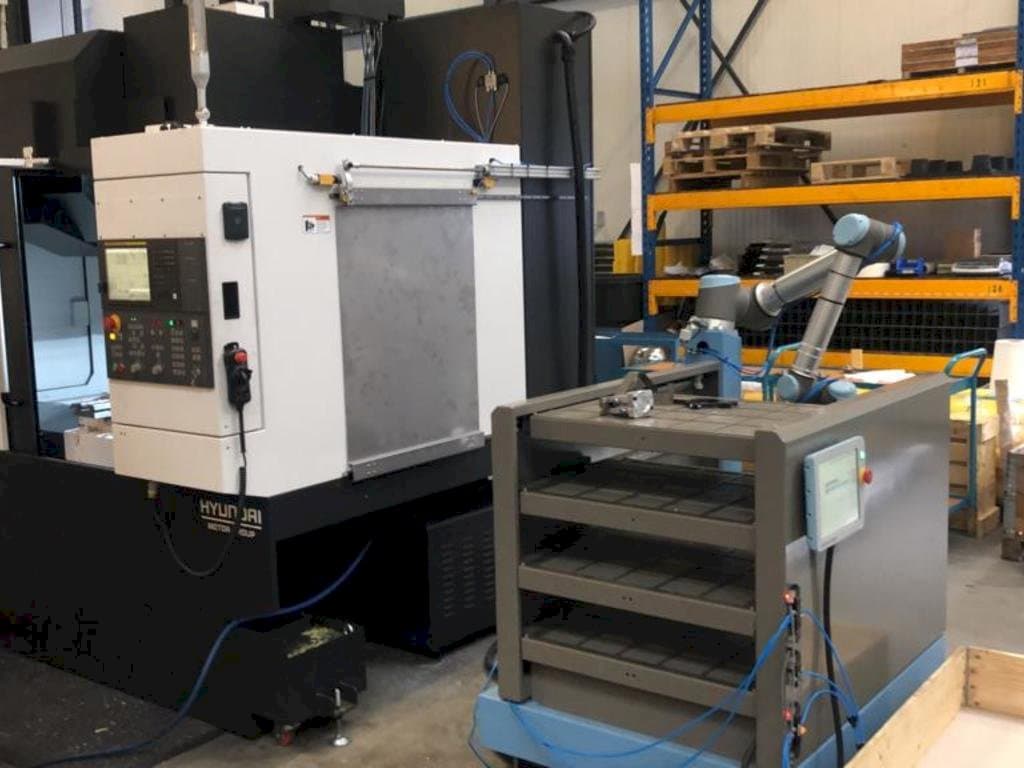 Čelní pohled na Universal Robots UR10 stroj