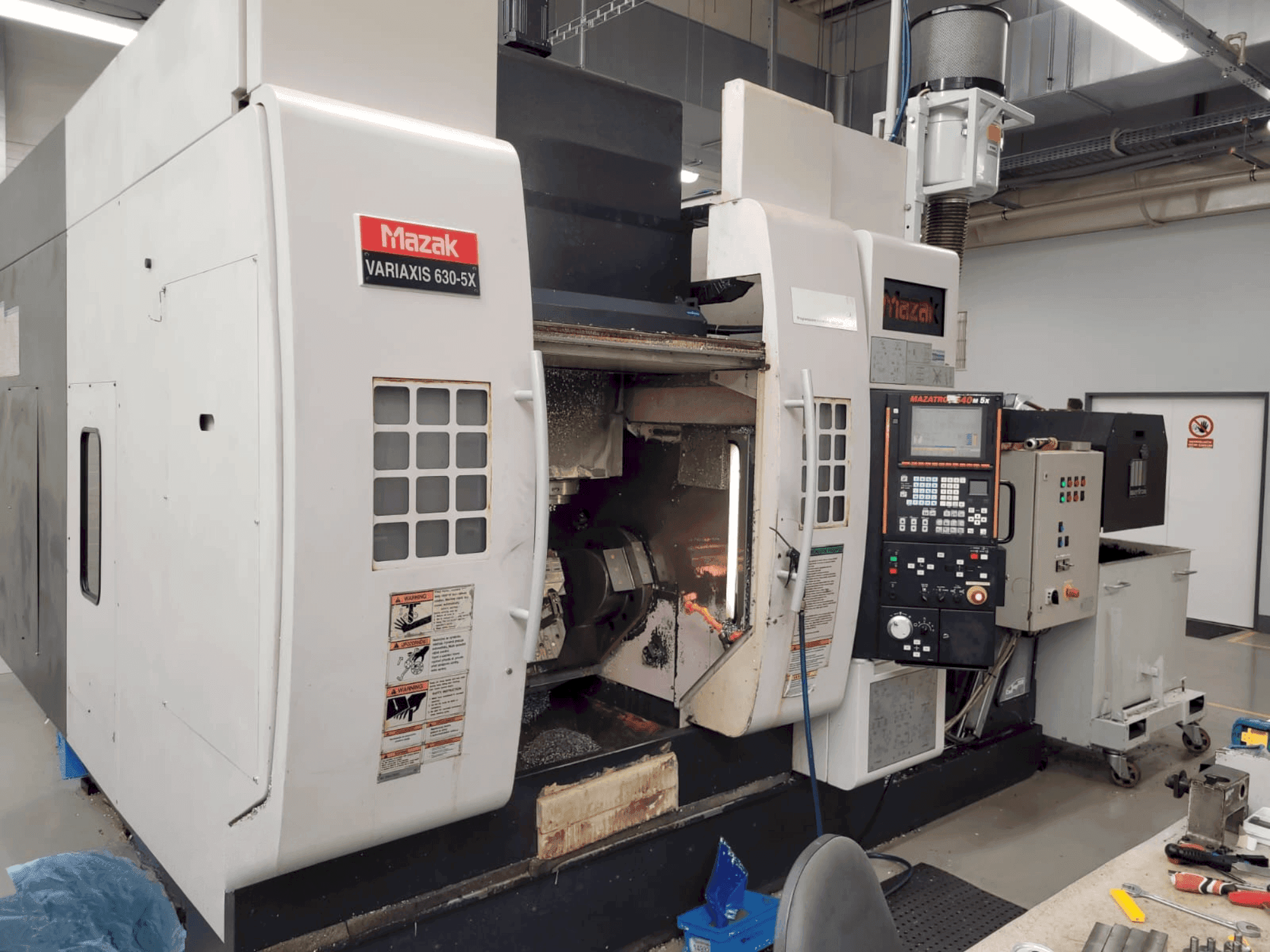 Čelní pohled na Mazak Variaxis 630-5X stroj