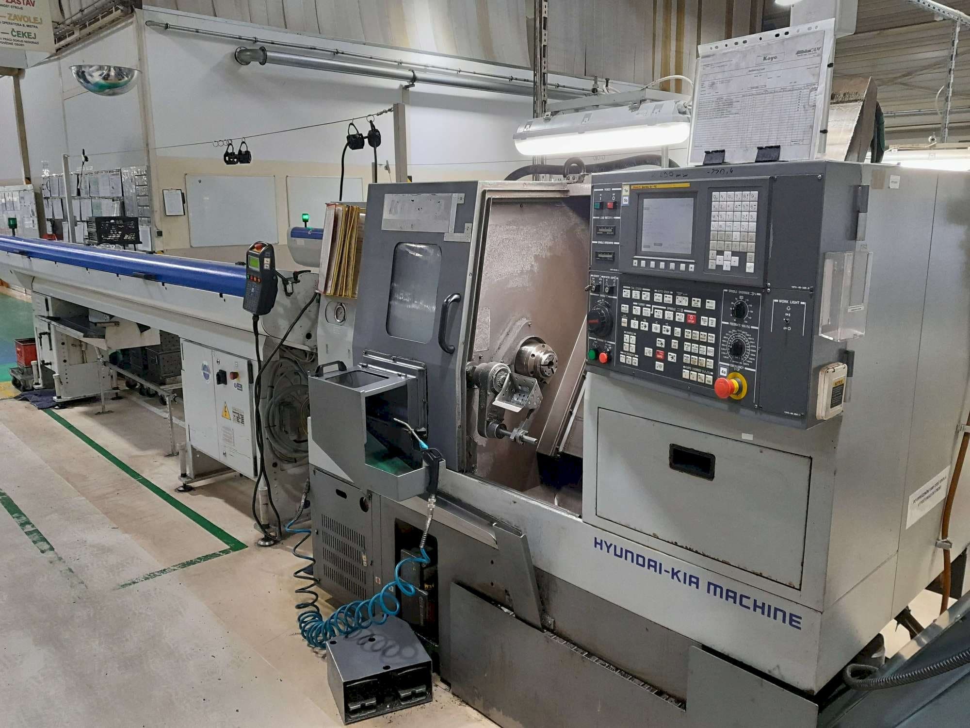 Čelní pohled na Hyundai Kia KIT 450 stroj