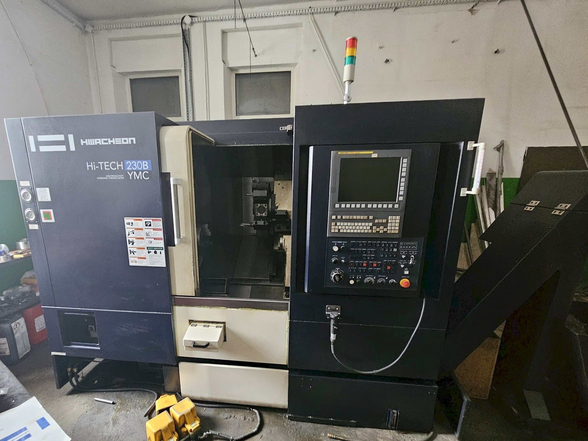 Čelní pohled na HWACHEON HI-TECH 230B YMC stroj