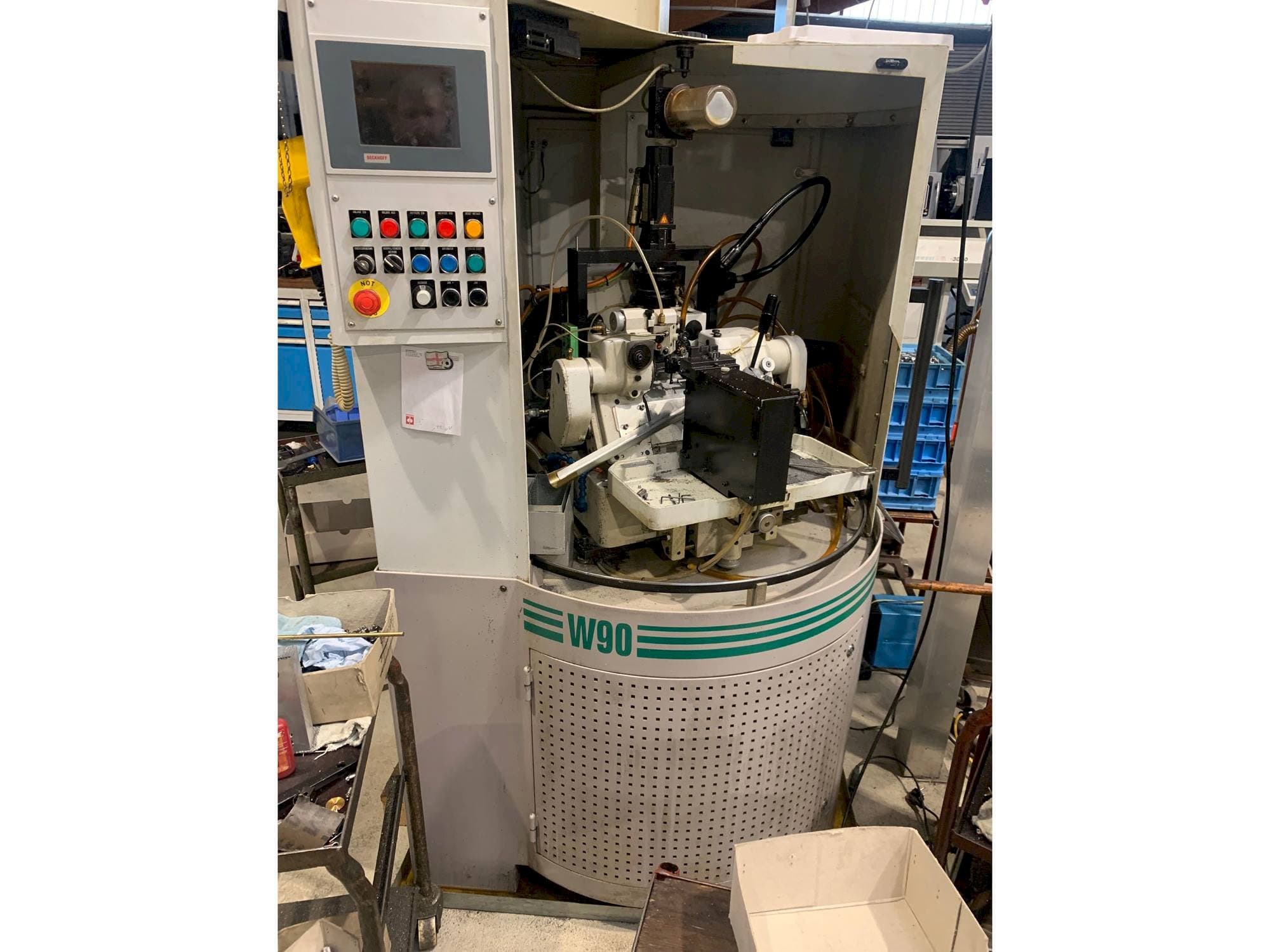 Čelní pohled na Lambert Wahli W 90 CNC stroj