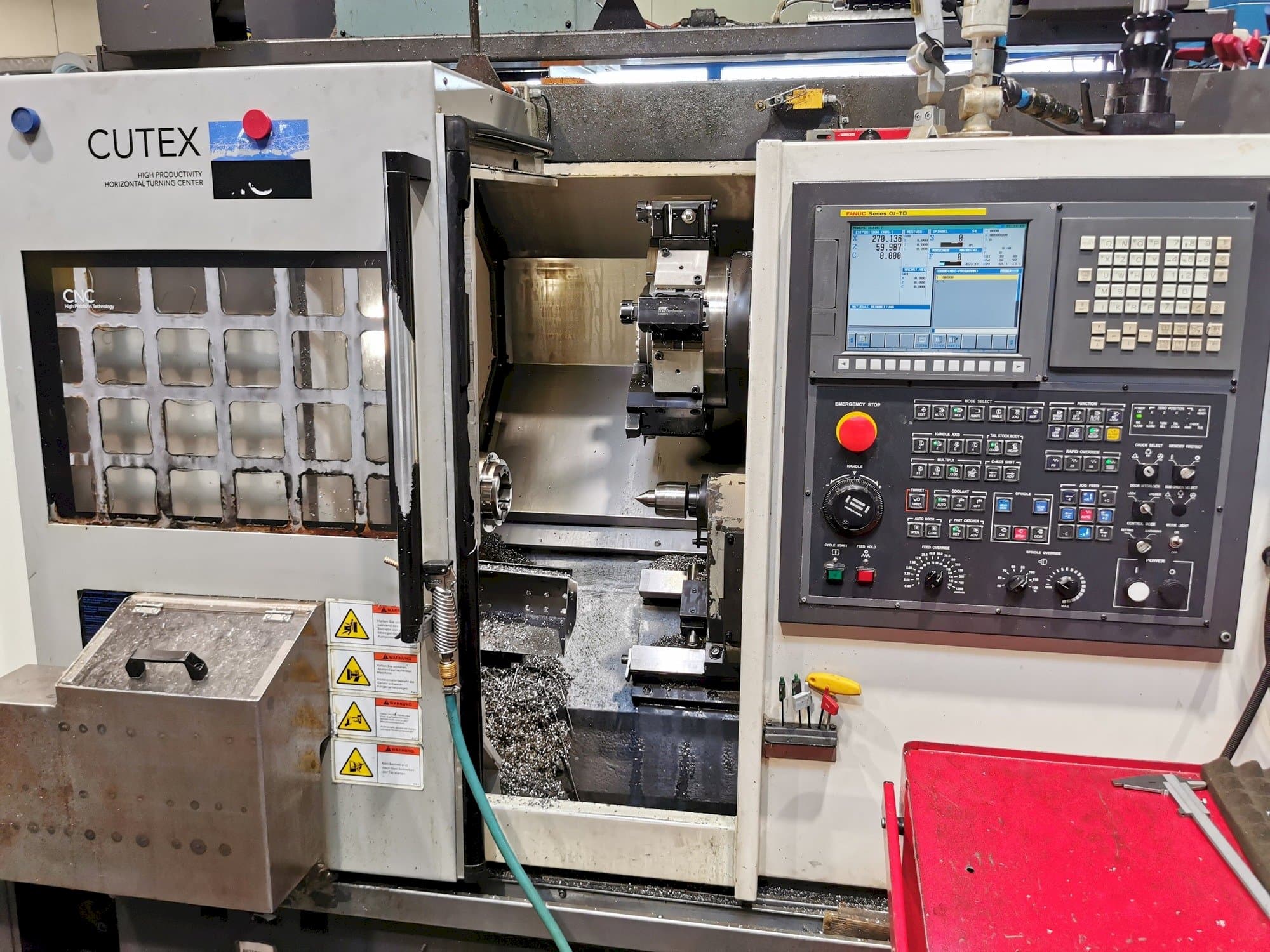 Čelní pohled na HWACHEON CUTEX 160B MC stroj