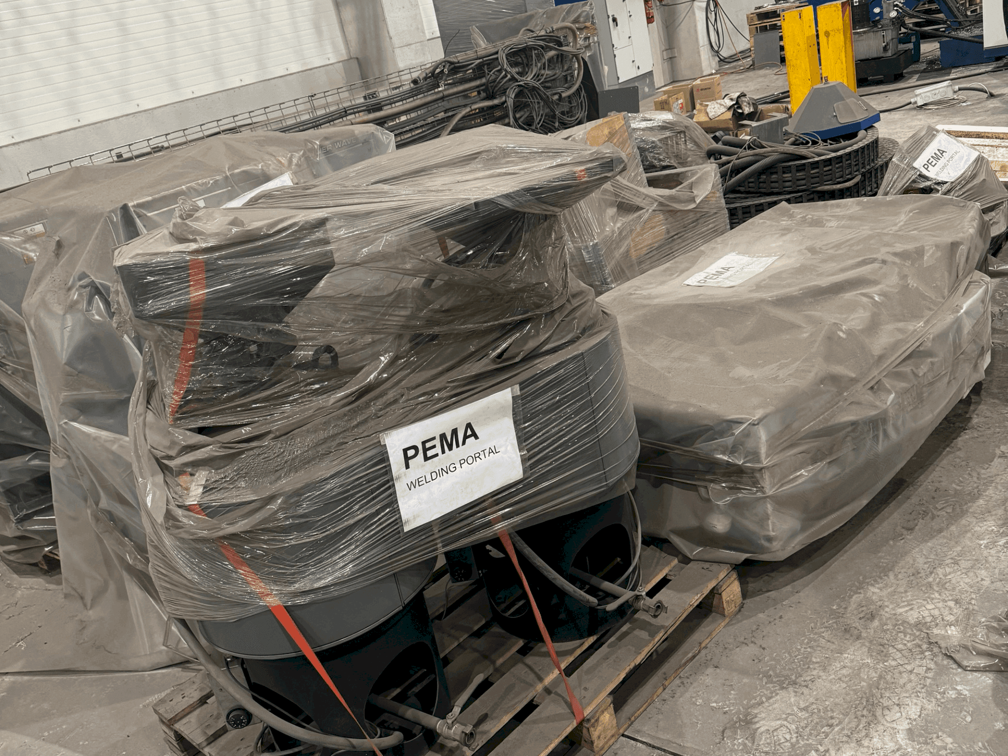 Čelní pohled na PEMA Column & Boom HD 4x4 Twin SAW stroj