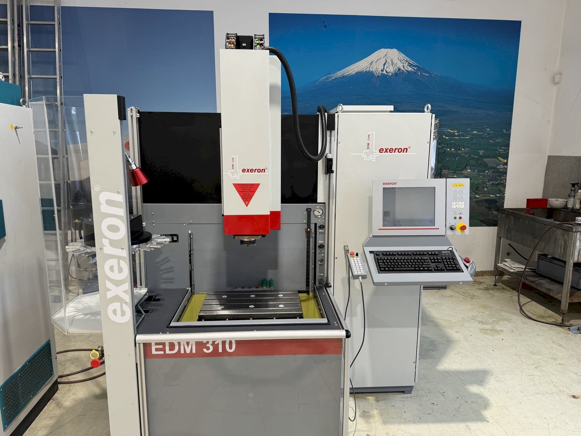 Čelní pohled na Exeron EDM 310 MF 20 stroj